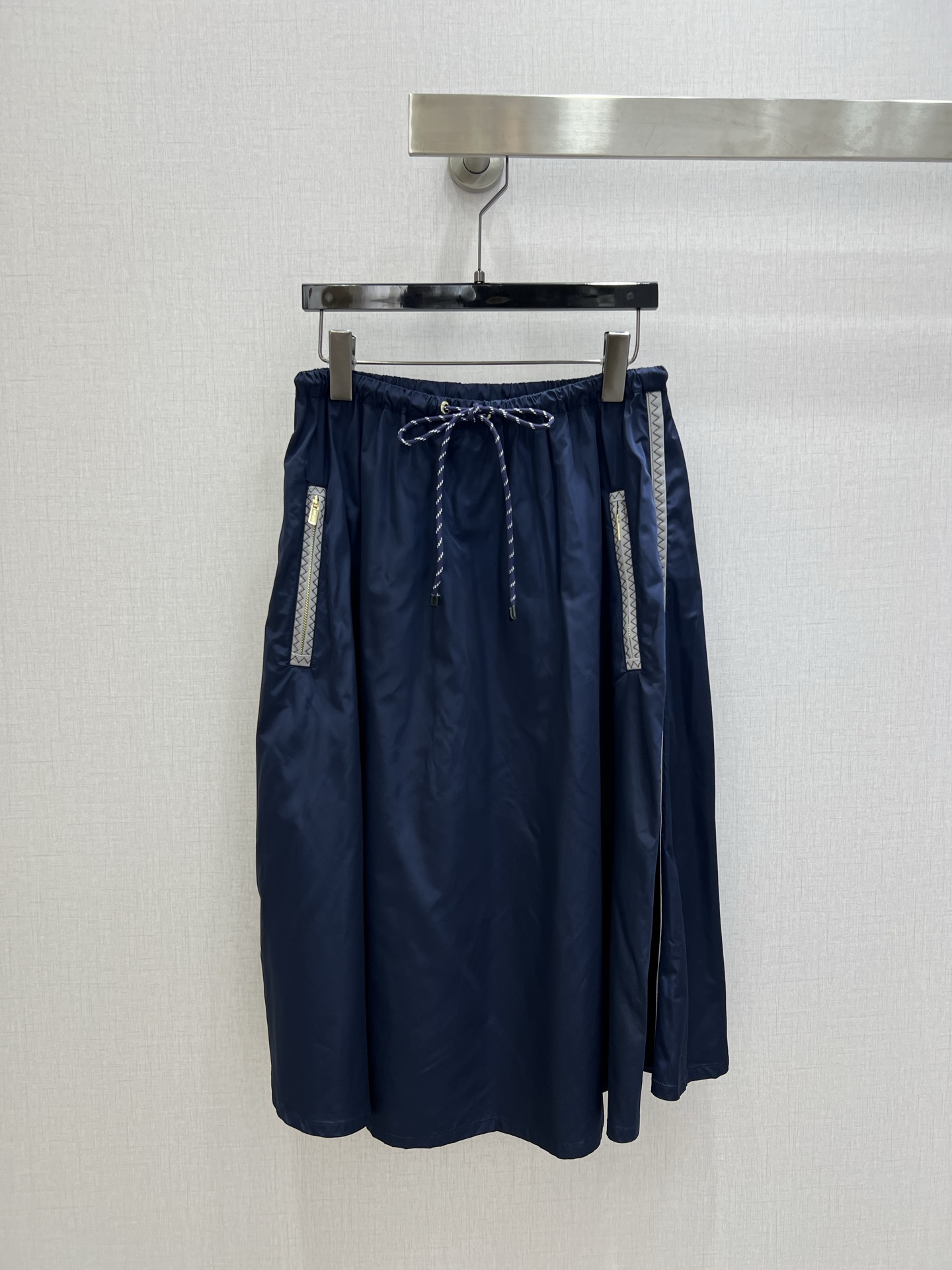 NO:753719,Highly recommended for the early spring of 26, the new hooded drawstring zipper jacket, drawstring zipper pocket long skirt, separate batches, full range of technical and functional styles are shipped. The M family's single products have always been particularly powerful in dressing functions. This can be matched with any combination to create a taller and slimmer upper body effect, with a handsome and casual American high street temperament!  Highly recommended for self-retention!  Breathable and silky, single-layer fabric, cool-feeling technical fabric, creating a naked and comfortable feel. The most indispensable one. The quality of workmanship depends on the details. Two colors. SML code. High-quality, skirts, jackets & coats, hats,19860909强烈推荐 26早春新款 连帽抽绳拉链外套抽绳拉链口袋长半裙 分开批 科技机能风全系列出货 M家的单品穿搭功能一直是特别强大 这款任意搭配 打造显高显瘦的上身效果,美式高街帅气随性气质！强烈推荐自留款！透气丝滑 单层面料 冰凉感科技面料 打造裸感舒适 最最不可或缺的一款 做工品质看细节 两个色 SML码 高品,,skirts,jackets & coats,hats,,Women's clothing