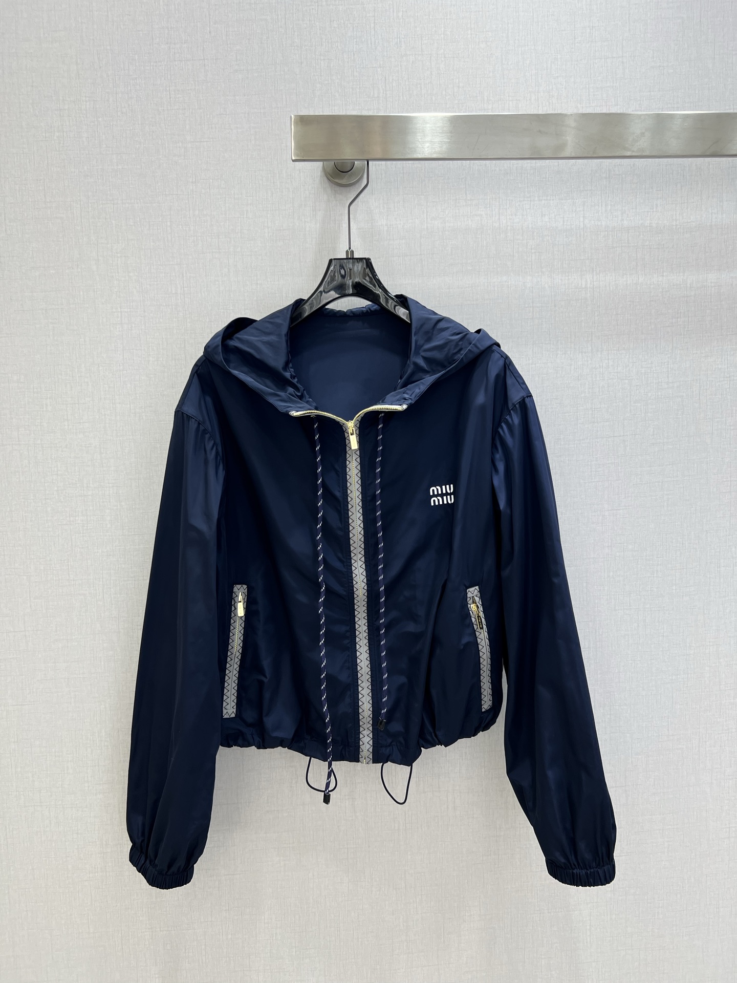 NO:753725,Highly recommended for the early spring of 26, the new hooded drawstring zipper jacket, drawstring zipper pocket long skirt, separate batches, full range of technical and functional styles are shipped. The M family's single products have always been particularly powerful in dressing functions. This can be matched with any combination to create a taller and slimmer upper body effect, with a handsome and casual American high street temperament!  Highly recommended for self-retention!  Breathable and silky, single-layer fabric, cool-feeling technical fabric, creating a naked and comfortable feel. The most indispensable one. The quality of workmanship depends on the details. Two colors. SML code. High-quality outerwear, skirts, jackets & coats, hats,19860909强烈推荐 26早春新款 连帽抽绳拉链外套抽绳拉链口袋长半裙 分开批 科技机能风全系列出货 M家的单品穿搭功能一直是特别强大 这款任意搭配 打造显高显瘦的上身效果,美式高街帅气随性气质！强烈推荐自留款！透气丝滑 单层面料 冰凉感科技面料 打造裸感舒适 最最不可或缺的一款 做工品质看细节 两个色 SML码 高品质外,,skirts,jackets & coats,hats,,Women's clothing