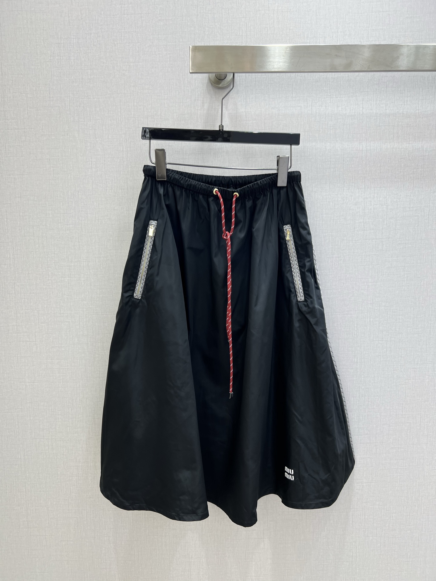 NO:753699,Highly recommended for the early spring of 26, the new hooded drawstring zipper jacket, drawstring zipper pocket long skirt, separate batches, full range of technical and functional styles are shipped. The M family's single products have always been particularly powerful in dressing functions. This can be matched with any combination to create a taller and slimmer upper body effect, with a handsome and casual American high street temperament!  Highly recommended for self-retention!  Breathable and silky single-layer fabric. Cool technical fabric to create a naked and comfortable feeling. The most indispensable one. The workmanship quality depends on the details. Two colors SML code. High quality, skirts, jackets & coats, hats,19860909强烈推荐 26早春新款 连帽抽绳拉链外套抽绳拉链口袋长半裙 分开批 科技机能风全系列出货 M家的单品穿搭功能一直是特别强大 这款任意搭配 打造显高显瘦的上身效果,美式高街帅气随性气质！强烈推荐自留款！透气丝滑 单层面料 冰凉感科技面料 打造裸感舒适 最最不可或缺的一款 做工品质看细节 两个色 SML码 高品质,,skirts,jackets & coats,hats,,Women's clothing