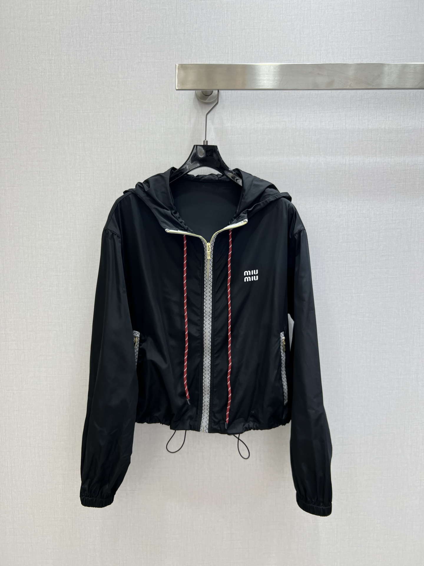 NO:753702,Highly recommended for the early spring of 26, the new hooded drawstring zipper jacket, drawstring zipper pocket long skirt, separate batches, full range of technical and functional styles are shipped. The M family's single products have always been particularly powerful in dressing functions. This can be matched with any combination to create a taller and slimmer upper body effect, with a handsome and casual American high street temperament!  Highly recommended for self-retention!  Breathable and silky, single-layer fabric, cool-feeling technical fabric, creating a naked and comfortable feel. The most indispensable one. The quality of workmanship depends on the details. Two colors. SML code. High-quality outerwear, skirts, jackets & coats, hats,19860909强烈推荐 26早春新款 连帽抽绳拉链外套抽绳拉链口袋长半裙 分开批 科技机能风全系列出货 M家的单品穿搭功能一直是特别强大 这款任意搭配 打造显高显瘦的上身效果,美式高街帅气随性气质！强烈推荐自留款！透气丝滑 单层面料 冰凉感科技面料 打造裸感舒适 最最不可或缺的一款 做工品质看细节 两个色 SML码 高品质外,,skirts,jackets & coats,hats,,Women's clothing