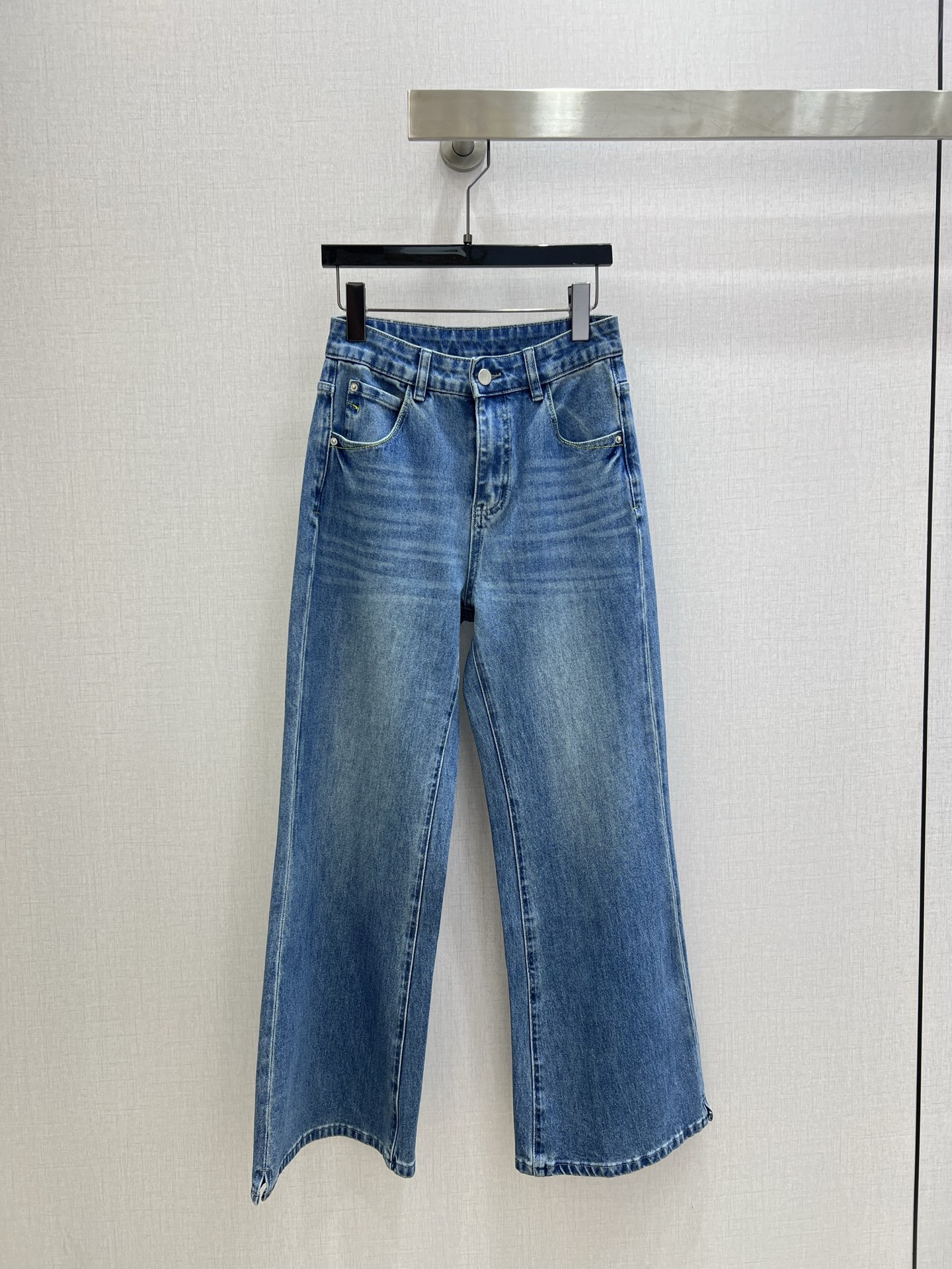 NO:753708,Highly recommended for the early spring of 26. Washed denim trousers with a slight flare. King fried denim trousers with a standard high waist. The trousers are slim but not tight. There is room to make you look slimmer. It is a matching expert. You can’t go wrong no matter how you wear it. Versatile and slim. One color. 2627282930 code. High quality ABC,,19860909强烈推荐 26早春新款 洗水微喇牛仔长裤 王炸微喇神裤 标配的高腰设计 微喇裤型 修身但不会紧绷 有余量更加显瘦 简直是搭配小能手 怎么穿都不会出错 实力百搭 实力显瘦 一个色 2627282930码 高品质ABC,,,Women's clothing