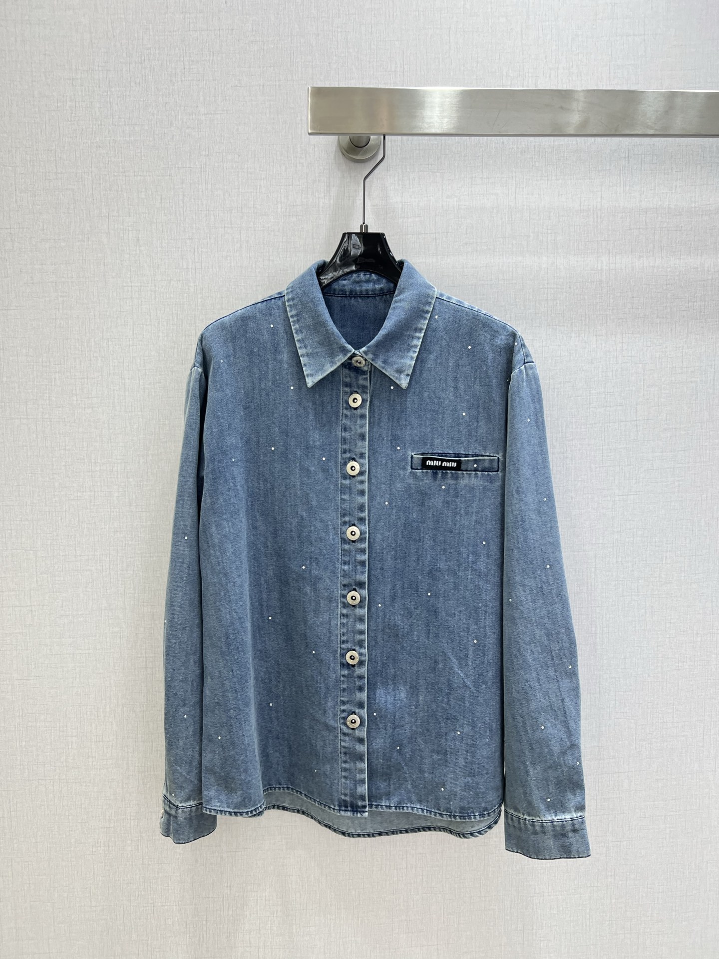 NO:793817,Highly recommended for the early spring of 26, the new model is the permed and washed denim shirt. It is classic and stylish, and can be used perfectly in all kinds of styles ~ High-end ready-to-wear style, the details are so beautiful!  Exquisite and everyday, easy to control!  The texture is great!  Age reduction, fashion, casual girly feel, one color SML code, high quality ABC, shirts,19860909强烈推荐 26早春新款 烫钻洗水牛仔衬衫 经典又有型 各种都能完美驾驭～高级成衣做法,细节美到爆！精美又日常,轻松驾驭！质感棒棒哒！减龄 时尚 休闲少女感,一个色 SML码 高品质ABC,,shirts,,Women's clothing