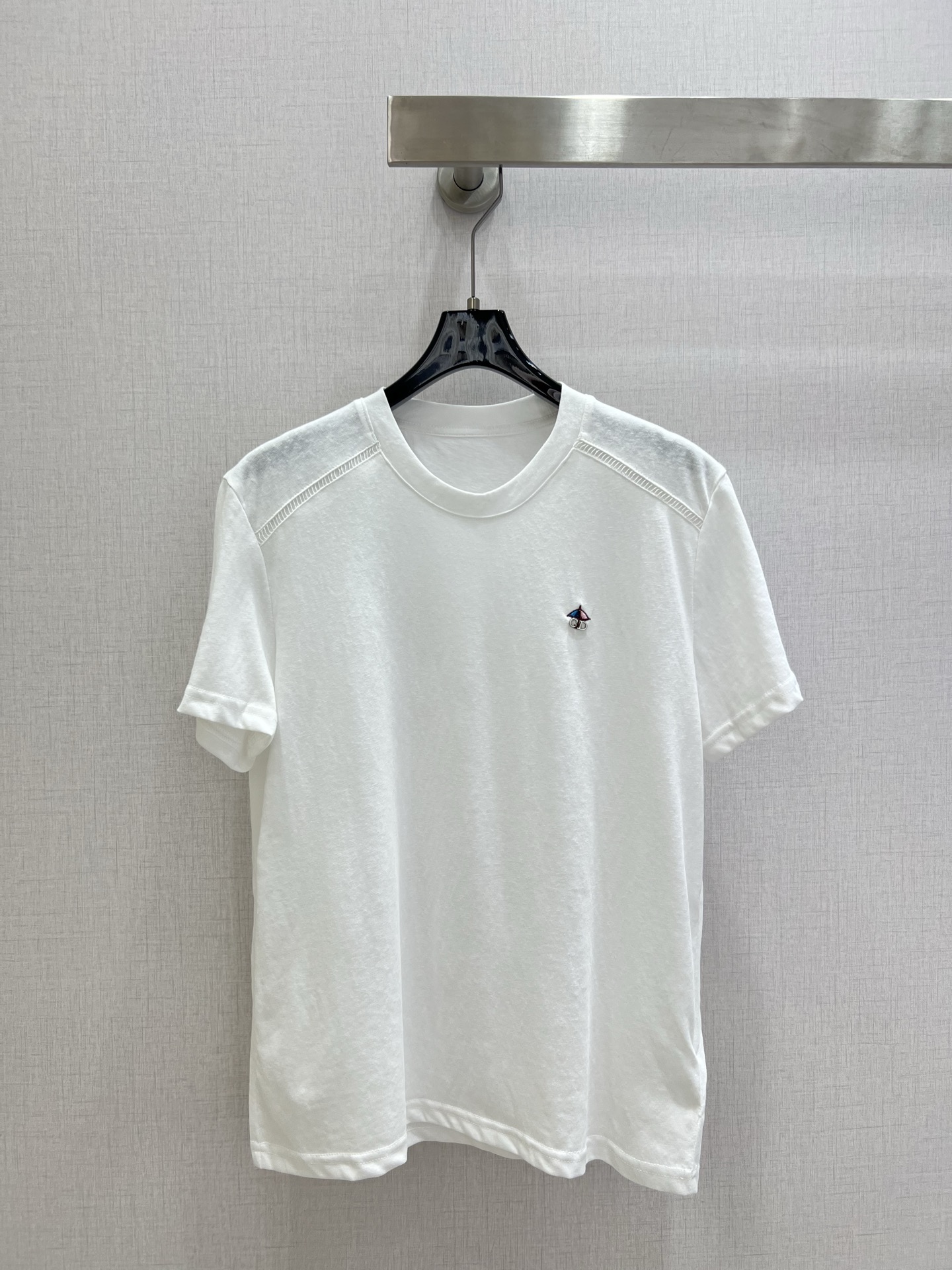 NO:753714,Highly recommended 26 early spring new style short-sleeved T-shirt with umbrella embellishment. It is soft, elastic and very comfortable. It has a full sense of high-end wear. The actual product is very good!  The upper body is fashionable and versatile, and the outfit looks good. High-quality workmanship. Pay attention to the details. One color SML code. High-quality ABC, T-shirt, tees, t-shirt, umbrellas,19860909强烈推荐 26早春新款 雨伞点缀短袖T恤 柔软弹力很舒服 满满的穿搭高级感 实物非常赞！上身洋气百搭,穿搭好看 高品质做工看细节 一个色 SML码 高品质ABC,,T-shirt,tees，t-shirt,umbrellas,,Women's clothing