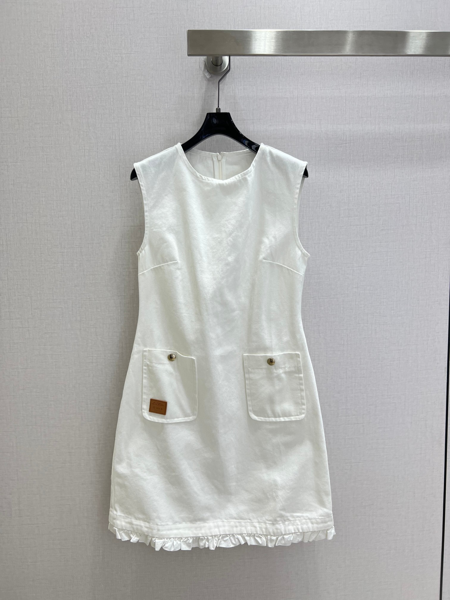 NO:922453,Highly recommended 26 spring and summer new style. Sleeveless dress with ear pockets and small labels. The style is super western. The upper body is casually high-end. Effortlessly fashionable. The overall is simple and elegant. The silhouette is comfortable to wear. Intelligent and elegant. Creates a cool and high-end sense. Customized accessories. Perfect workmanship. Look at the details. One color SML code. High quality l,,skirts.19860909强烈推荐 26春夏新款 木耳边口袋小标无袖连衣裙 版型超洋气 上身就一整个不经意的高级 毫不费力的时髦 整体简约大方 廓形穿着舒适 知性大气 打造飒爽高级感,开模定制配件,完美做工品质看细节 一个色 SML码 高品质l,,skirts,,Women's clothing
