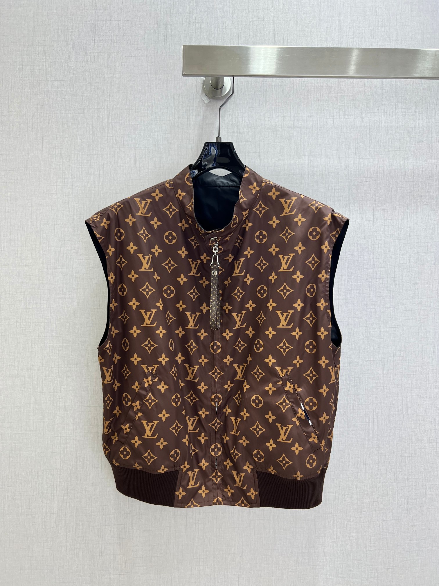 NO:922437,Highly recommended 26 spring and summer new style, presbyopic zipper vest jacket, reversible, instant hit upon shipment, special material with a sense of texture, great attention to every small detail, just the right sense of high-end, three-dimensional tailoring, making the upper body of the garment more refined and western-style, custom molded decoration, the real thing is amazing!  Fine workmanship, look at the details, one color SML code, high quality, jackets & coats,19860909强烈推荐 26春夏新款 老花拉链马甲外套 双面可穿 出货即爆单 特殊材质有肌理感 每个小细节都非常注重 恰到好处的高级感 立体剪裁 让成衣上身更为精致洋气 开模定制装饰 实物太赞啦！做工精细看细节 一个色 SML码 高品质,,jackets & coats,,Women's clothing