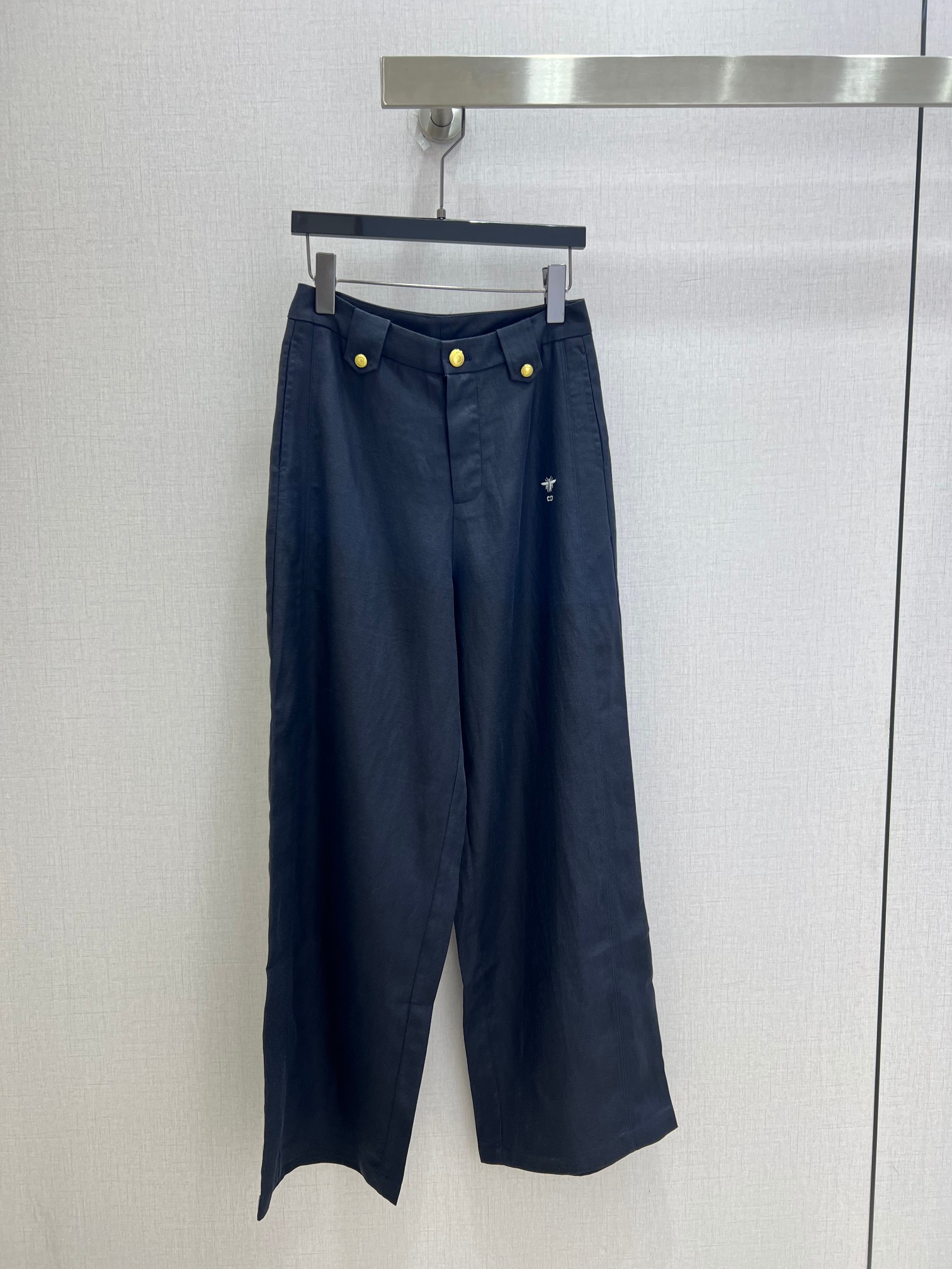 NO:958760,Highly recommend the 26 spring and summer new embroidered gold buckle wide-leg trousers. You are not picky about your body shape. The upper body is particularly good!  The style of the matching is also very versatile. Exquisite advanced customization. The texture of the fabric is awesome. Retro and elegant. The upper body is cool and handsome, age-reducing and fashionable. Two colors. SML code. High quality.19860909强烈推荐 26春夏新款 刺绣金扣阔腿长裤 不挑剔身形要求 上身特别赞！搭配的风格也很通吃 精致高级定制 富有肌理感的面料质感超赞 复古优雅 上身酷帅减龄时髦精 两个色 SML码 高品质,,,Women's clothing