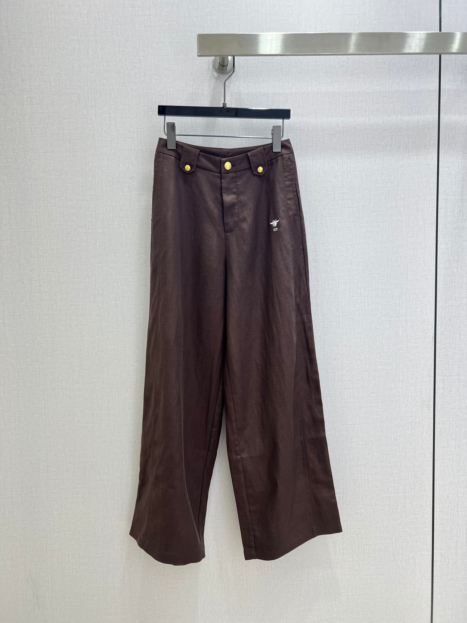 NO:958746,Highly recommend the 26 spring and summer new embroidered gold buckle wide-leg trousers. You are not picky about your body shape. The upper body is particularly good!  The style of the matching is also very versatile. Exquisite advanced customization. The texture of the fabric is awesome. Retro and elegant. The upper body is cool and handsome, age-reducing and fashionable. Two colors. SML code. High quality.19860909强烈推荐 26春夏新款 刺绣金扣阔腿长裤 不挑剔身形要求 上身特别赞！搭配的风格也很通吃 精致高级定制 富有肌理感的面料质感超赞 复古优雅 上身酷帅减龄时髦精 两个色 SML码 高品质,,,Women's clothing