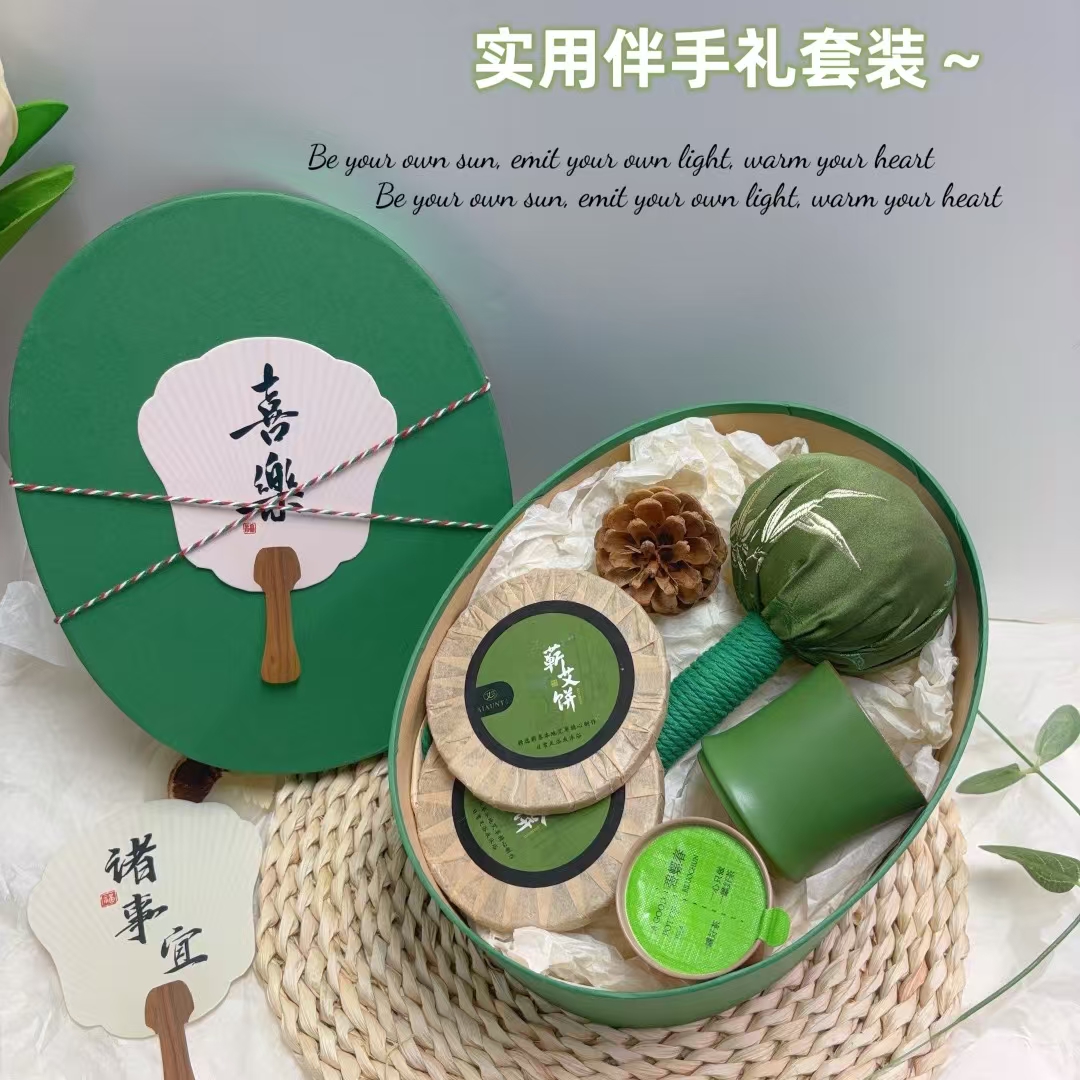 清新活力四射，被眼前的一切治愈 内搭•20㎝缎面艾草锤•艾草饼*2*碧螺春小罐茶*1•竹节陶瓷杯辅料：拉菲草 雪梨纸受欢迎已经说累了！上线就被预定一千多多份的一