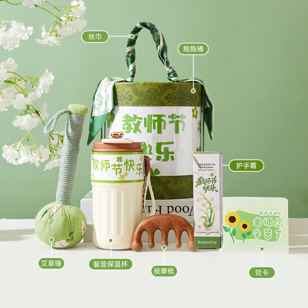 三尺讲台育桃李，一支粉笔写春秋。整套礼盒搭配全是日常舒缓疲惫的刚需好物，清新配色雅致大方，把对老师的感恩藏在细节里