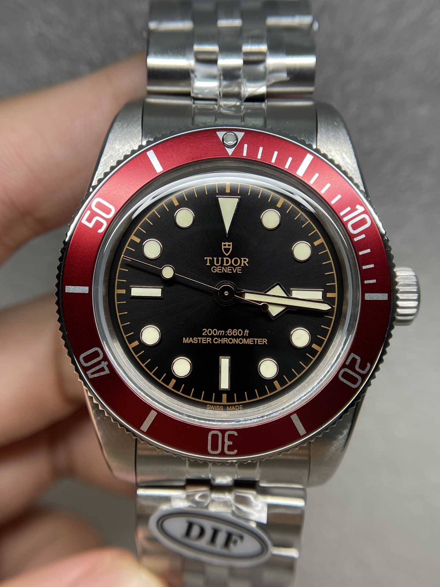 NO:392019,DIF has launched the new Biwan third-generation small red shield, with a strong retro atmosphere. The watch is equipped with a middle polished five-bead strap. The case diameter is just right. The case is made of stainless steel. Large area brushed further enhances the sense of casual and sporty. The red aluminum ring port can be rotated in one direction. The crown is designed with relief technology. The rose mark of the Tudor watch is designed with relief technology. The details increase the brand recognition. The 'T-fit' buckle fine-tuning function facilitates the wearer to quickly adjust the length, realizes the length adjustment of 8 mm, and is flexible and free. The round arch mirror has excellent scratch resistance and can effectively protect the dial from external damage. At the same time, it provides a clear visual experience. Each of the five-bead straps has been finely polished and polished. The case diameter is 41mm. It is suitable for daily wear, but also shows the atmosphere and exquisiteness of the watch.19860909DIF最新推出新款碧湾三代小红盾,整体复古气息十分浓厚,腕表配备中间抛光五珠表带.表壳直径41mm尺寸刚刚好.表壳采用不锈钢材质打造.大面积拉丝 进一步增强了休闲运动感 红色铝材质圈口 可单向旋转.表冠上以浮雕工艺设计帝舵表的玫瑰标.细节处增加了品牌识别度.“T-fit”表扣微调功能 方便佩戴者快速调节长度,实现8毫米调校长度,灵活自如,圆拱形镜面具有出色的抗刮擦性能,能够有效保护表盘免受外界损伤.同时提供清晰的视觉体验.五珠表带 每一粒都经过精细抛光打磨.表壳直径41mm.既适合日常佩戴,又能展现出腕表的大气与精致.,,Watch