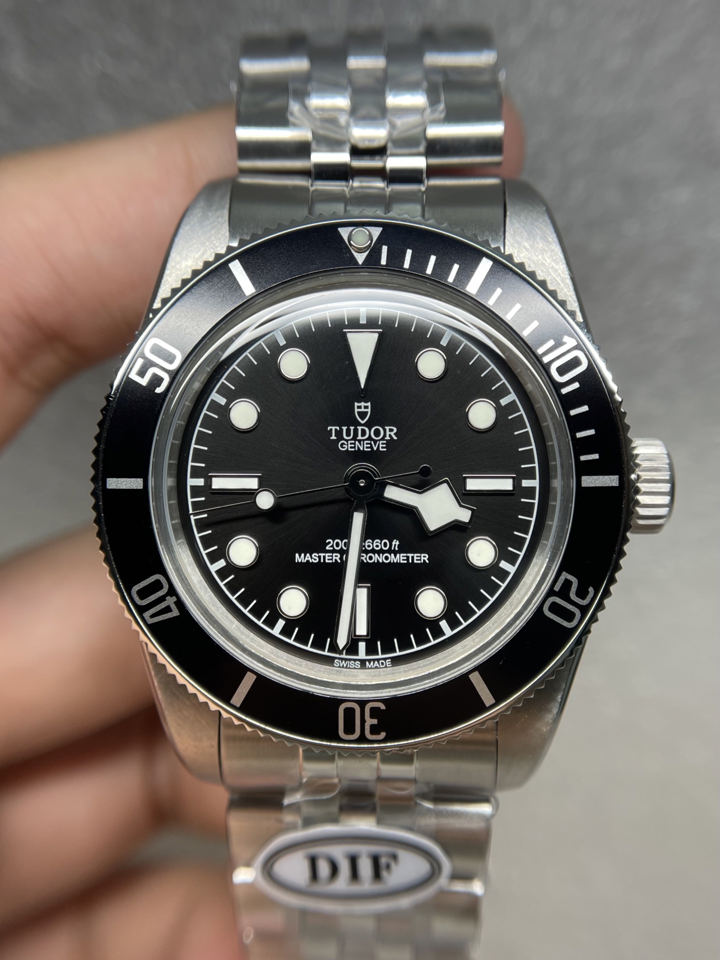 NO:392024,DIF has launched the new Biwan, and friends who know Tudor know that. The new representative dial is shown in a monochrome design for the first time. It shows its avant-garde style. The case is made of stainless steel. The case has been polished and brushed in fine polished and brushed to show a unique texture and gloss. The dial is made of exquisite sun pattern design, which exudes a charming luster under direct light. The crown is designed with relief technology. The rose mark of the Tudor watch is designed with relief technology. The details are added to the details. The 'T-fit' buckle fine-tuning function facilitates the wearer to quickly adjust the length, realizes the length adjustment of 8 mm, and is flexible and free. The round arch mirror has excellent scratch resistance and can effectively protect the dial from external damage. At the same time, it provides a clear visual experience. Each of the five-bead straps has been finely polished and polished. The case diameter is 41mm. It is suitable for daily wear, and can also show the atmosphere and exquisiteness of the watch.19860909DIF最新推出新款碧湾,了解帝舵的朋友都知道.新一代表盘首次以单色设计展现.尽显前卫风范.表壳采用不锈钢材质打造.表壳经过精细的抛光与拉丝工艺,展现出独特的质感和光泽度.盘面上采用精致的太阳纹设计,在直视光线下散发闪耀迷人的光泽.表冠上以浮雕工艺设计帝舵表的玫瑰标.细节处增加了品牌识别度.“T-fit”表扣微调功能 方便佩戴者快速调节长度,实现8毫米调校长度,灵活自如,圆拱形镜面具有出色的抗刮擦性能,能够有效保护表盘免受外界损伤.同时提供清晰的视觉体验.五珠表带 每一粒都经过精细抛光打磨.表壳直径41mm.既适合日常佩戴,又能展现出腕表的大气与精致.,,Watch