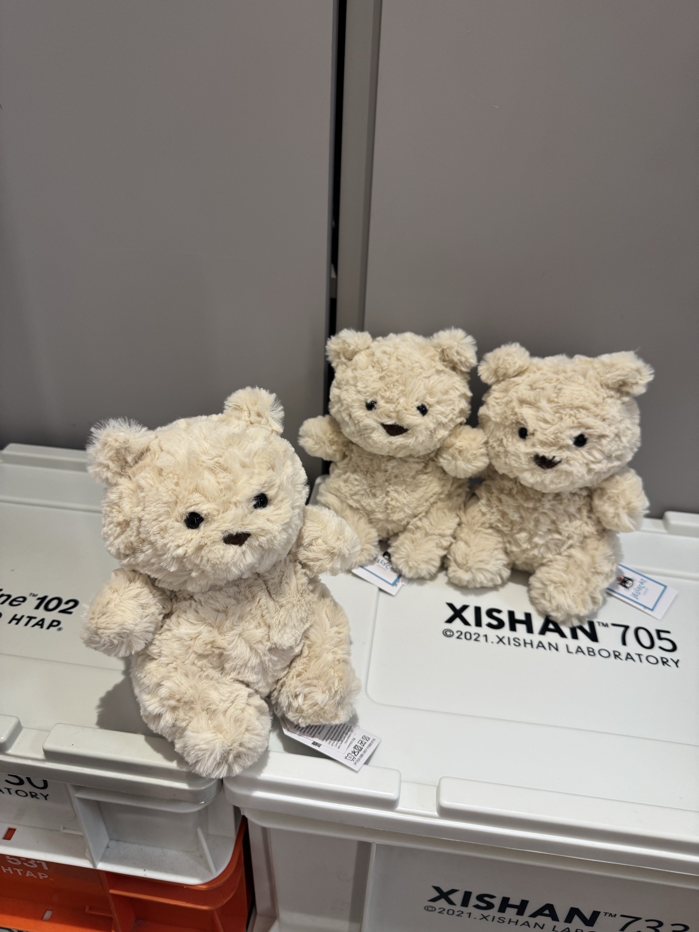 NO:811693,Jellycat Tiny Bartholomew Bear This doll is the classic Bartholomew Bear mini cub model of the British brand Jellycat. It is also often called the little bear cub ~ size 20cm, Jellycat doll from trendy department store19860909Jellycat 巴塞罗熊崽（Tiny Bartholomew Bear） 这只玩偶是英国品牌 Jellycat 旗下经典的巴塞罗熊迷你幼崽款 也常被称作小熊崽 ～ 尺寸20cm,潮品百货Jellycat公仔,accessory