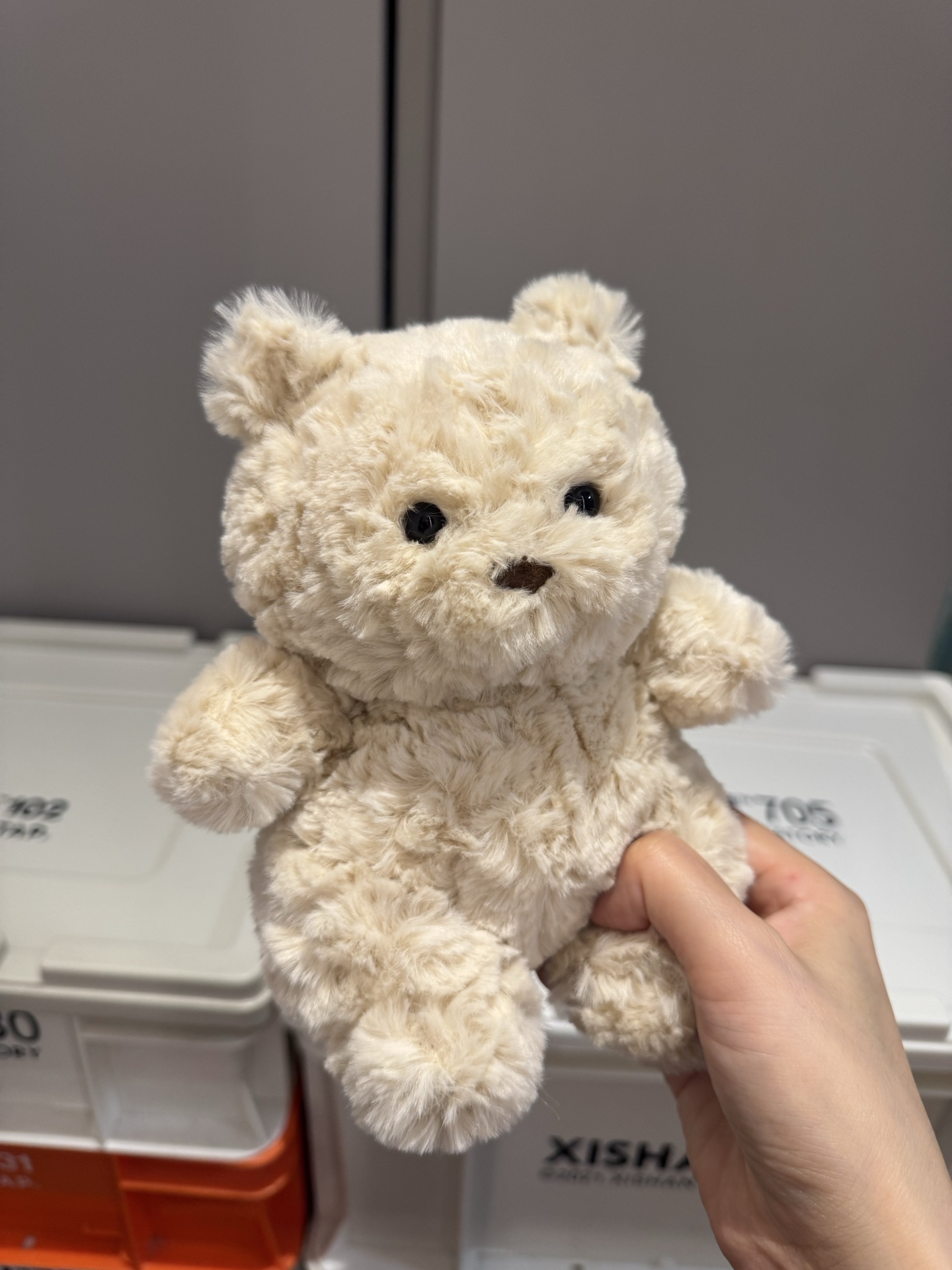 NO:811688,Light beige curly plush, round and soft, palm-sized, with a cute shape and a lazy and relaxed feeling; High-quality polyester fiber curly hair, fluffy and soft to the touch, built-in particle filling, soft and waxy to the touch; Mini size is about 20cm, can be held with one hand, portable and compact; trendy department store Jellycat doll19860909浅米色卷卷毛绒,圆滚滚软乎乎,手掌大小,造型呆萌,自带慵懒松弛感； 优质聚酯纤维卷毛,触感蓬松柔软,内置颗粒填充,手感软糯好rua； 尺寸迷你款约20cm,可单手托握,便携小巧；,潮品百货Jellycat公仔,accessory