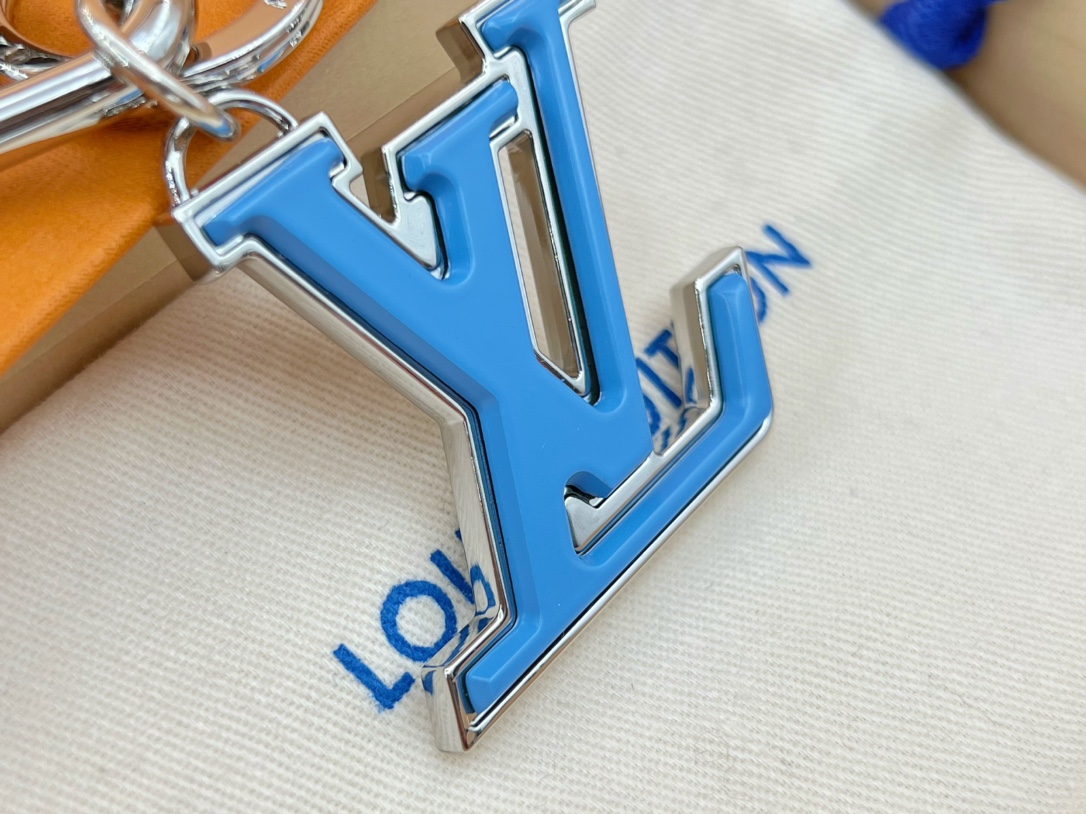 LV 路易威登 字母钥匙扣
配送原版盒子 布袋 卡片 说明书
驴家🏠新款钥匙扣来袭
Lv字母简约🈶️气质