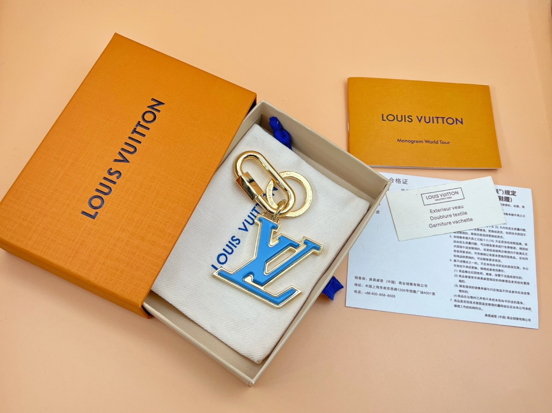 LV 路易威登 字母钥匙扣
配送原版盒子 布袋 卡片 说明书
驴家🏠新款钥匙扣来袭
Lv字母简约🈶️气质