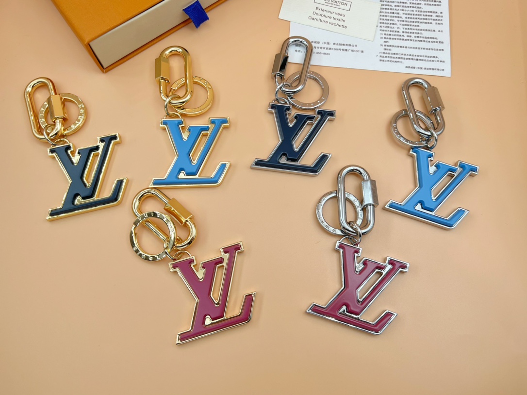 LV 路易威登 字母钥匙扣
配送原版盒子 布袋 卡片 说明书
驴家🏠新款钥匙扣来袭
Lv字母简约🈶️气质