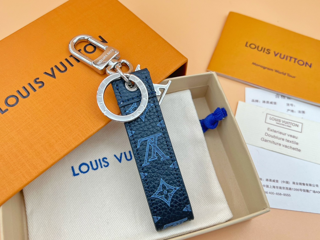 LV 皮条钥匙扣 配送礼盒
M68674Shape Dragonne 包饰与钥匙扣回望 Virgil Abloh