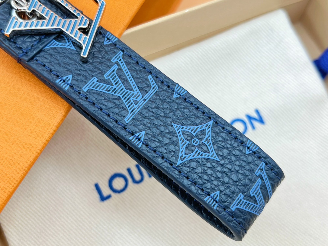 LV 皮条钥匙扣 配送礼盒
M68674Shape Dragonne 包饰与钥匙扣回望 Virgil Abloh