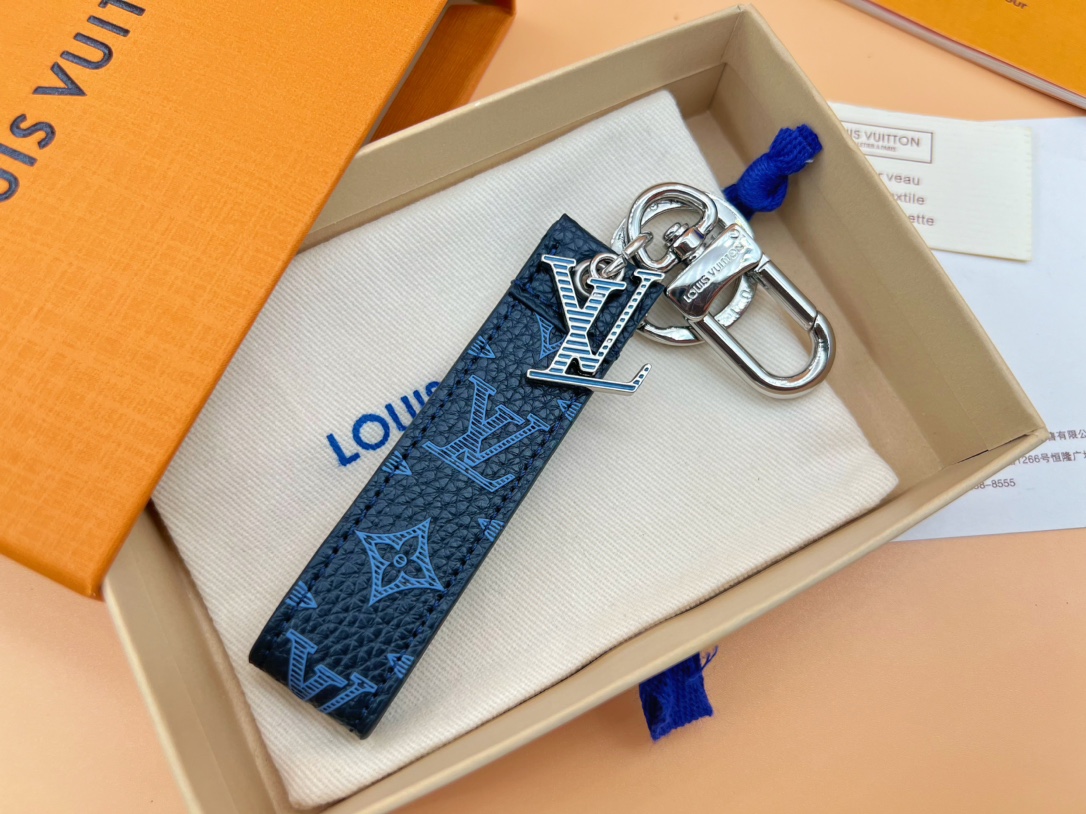 LV 皮条钥匙扣 配送礼盒
M68674Shape Dragonne 包饰与钥匙扣回望 Virgil Abloh
