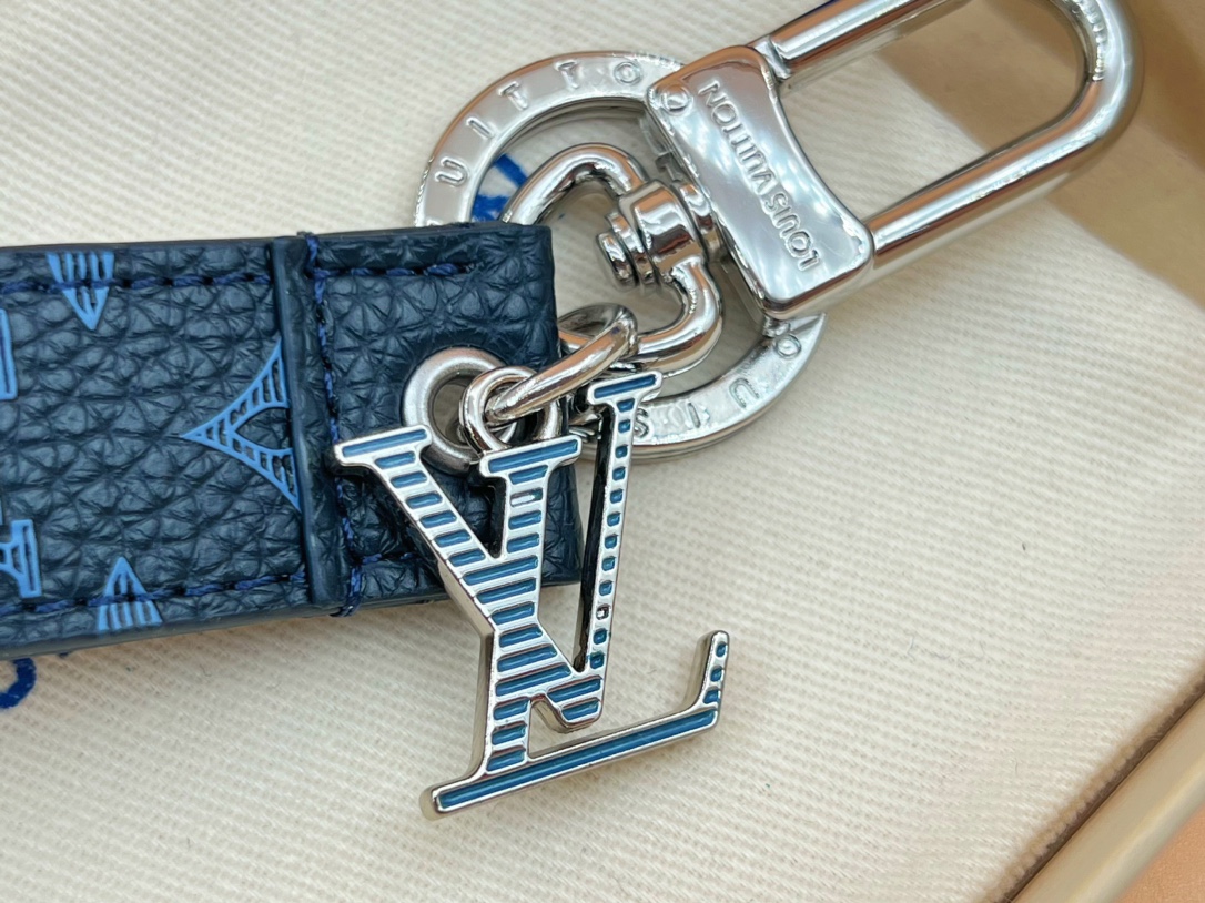LV 皮条钥匙扣 配送礼盒
M68674Shape Dragonne 包饰与钥匙扣回望 Virgil Abloh