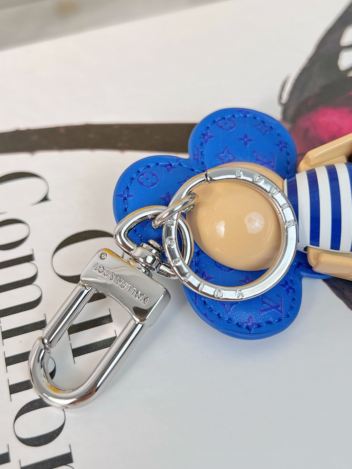 ❤️125包邮/原单代购级别
❗️新品❗️ M1990
☀️太阳花公仔钥匙扣 挂件挂饰
☀️Louis Vuitton 路易威登 薇薇安钥匙扣 包挂
☀️PU材质 五金为钢 原版logo