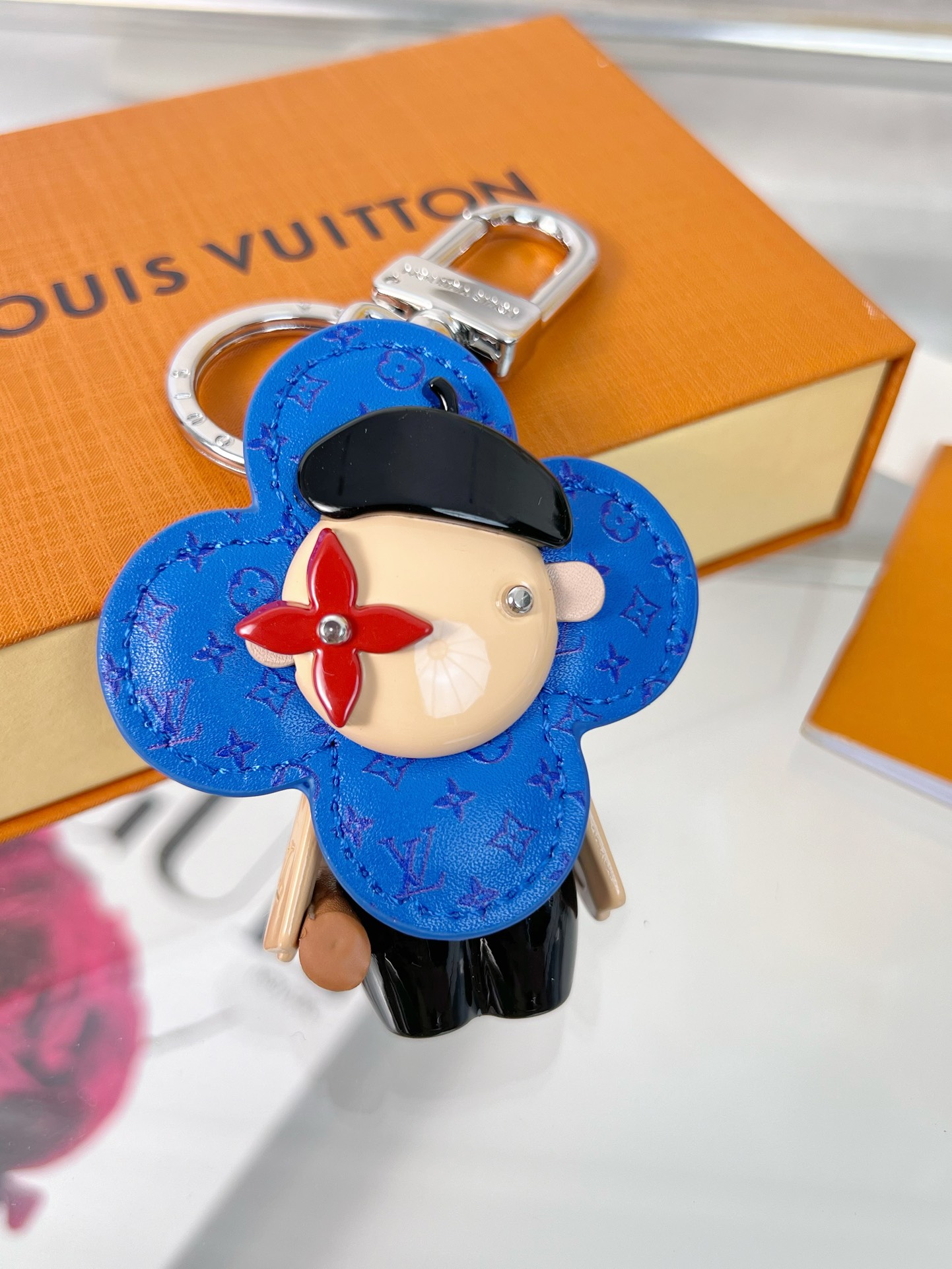 ❤️125包邮/原单代购级别
❗️新品❗️ M1990
☀️太阳花公仔钥匙扣 挂件挂饰
☀️Louis Vuitton 路易威登 薇薇安钥匙扣 包挂
☀️PU材质 五金为钢 原版logo