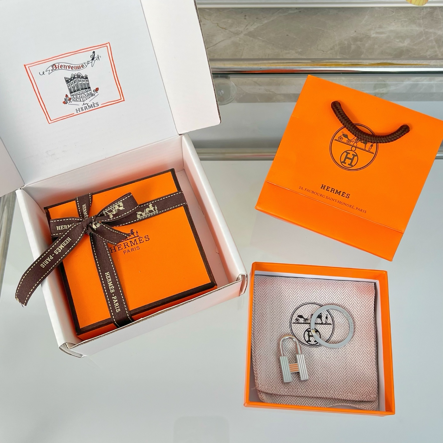“Hermès Cadenas Quizz Rainbow Keyring: Unique Silver Metal Lock-Painted Accessory”