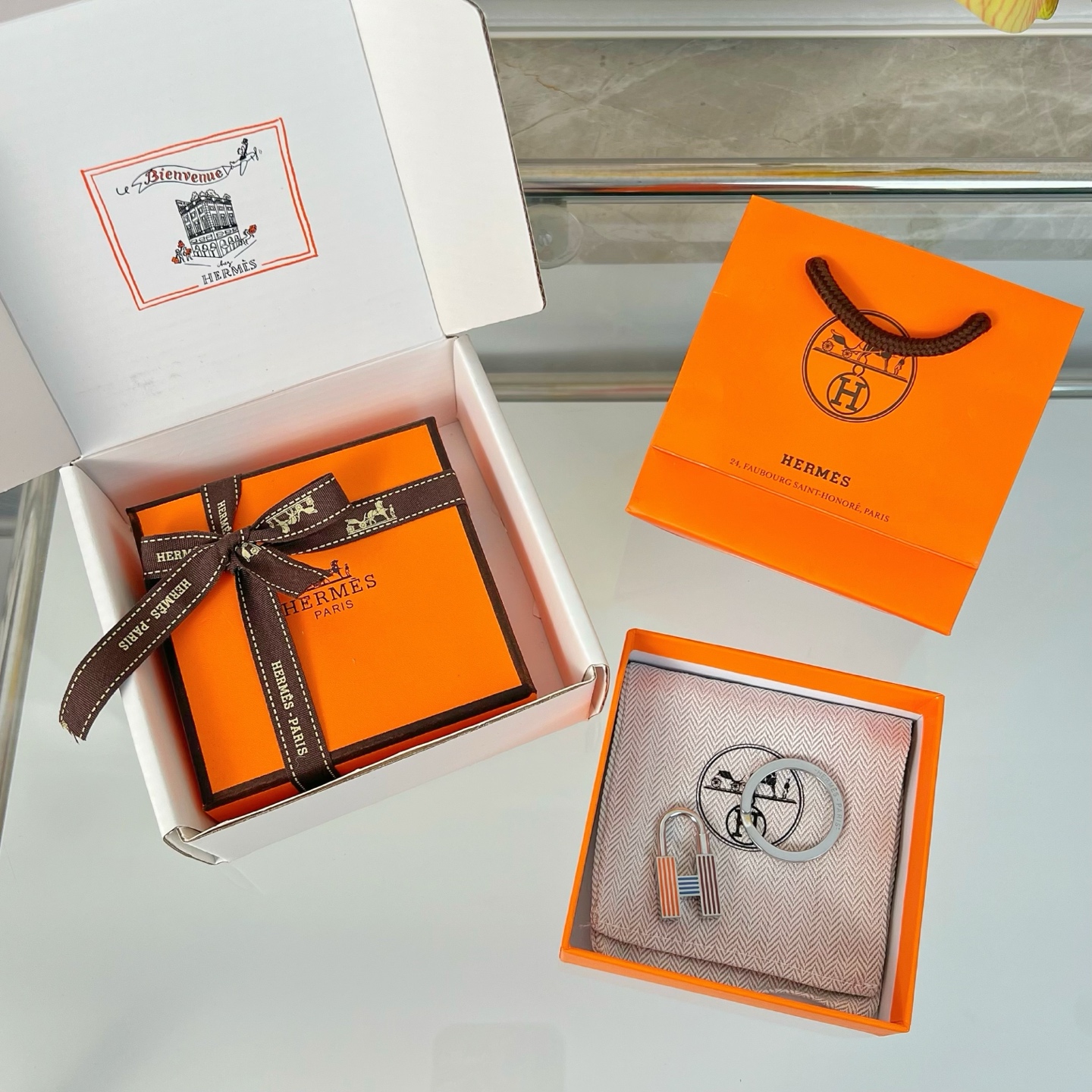 “Hermès Cadenas Quizz Rainbow Keyring: Unique Silver Metal Lock-Painted Accessory” - 图片 4