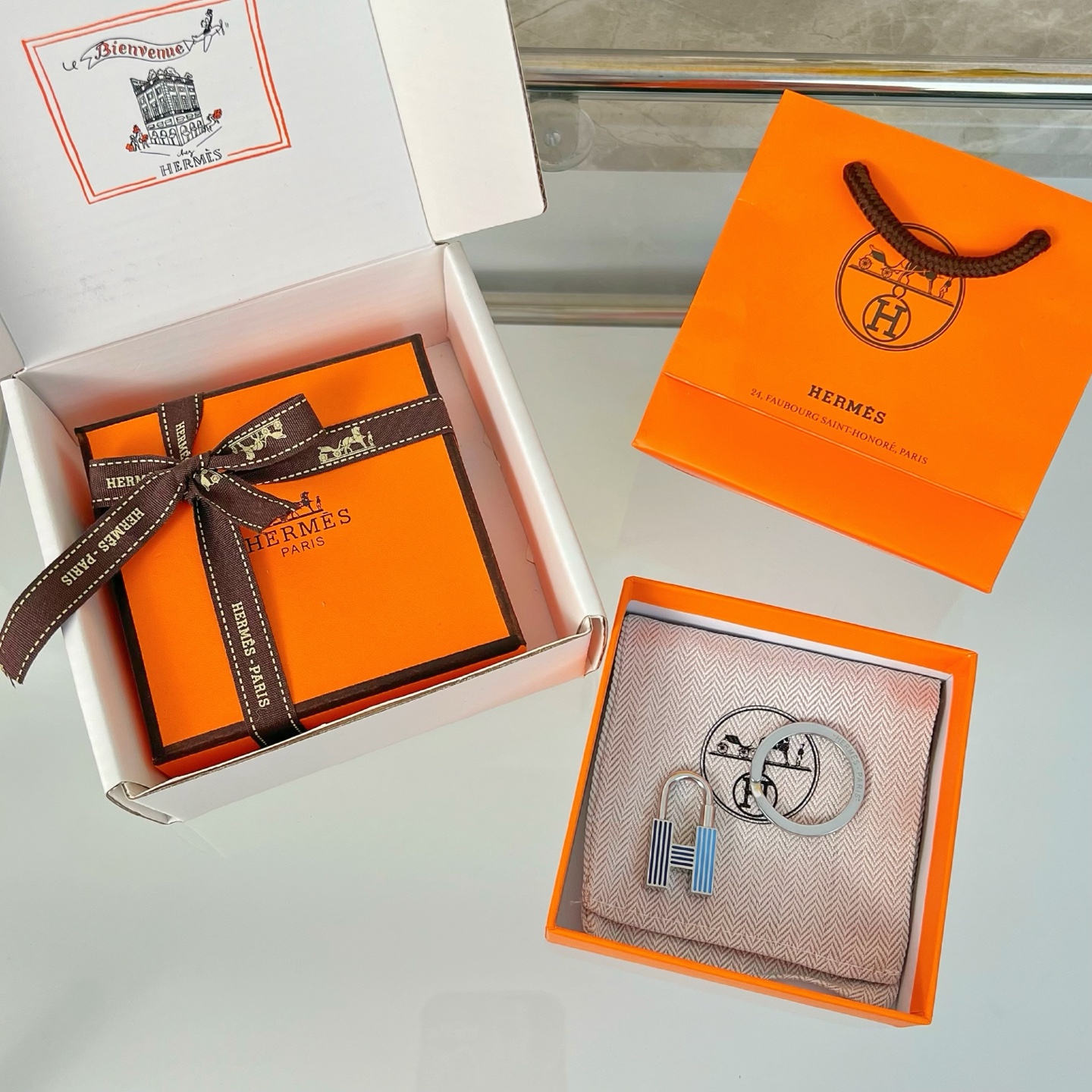 “Hermès Cadenas Quizz Rainbow Keyring: Unique Silver Metal Lock-Painted Accessory” - 图片 5
