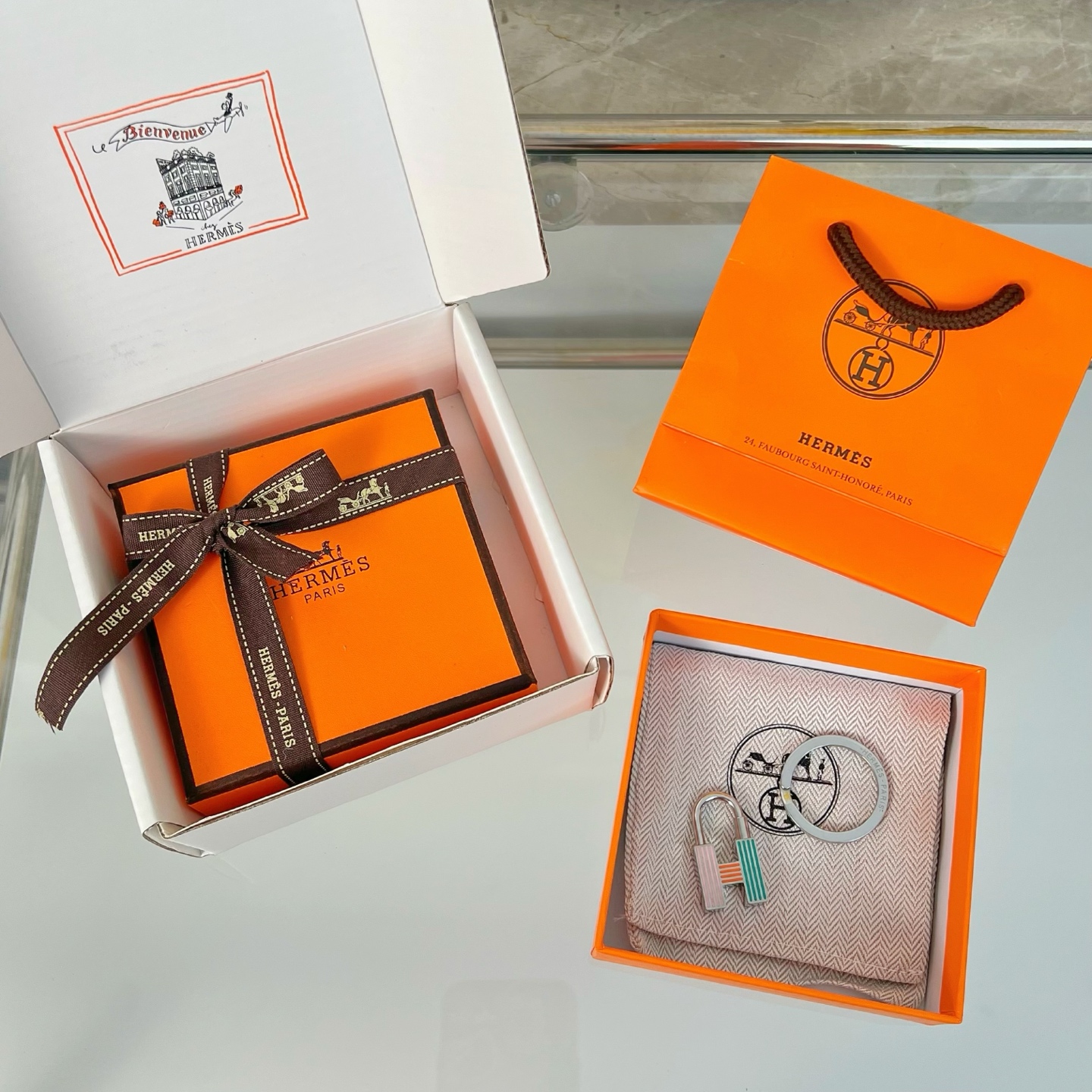 “Hermès Cadenas Quizz Rainbow Keyring: Unique Silver Metal Lock-Painted Accessory” - 图片 3