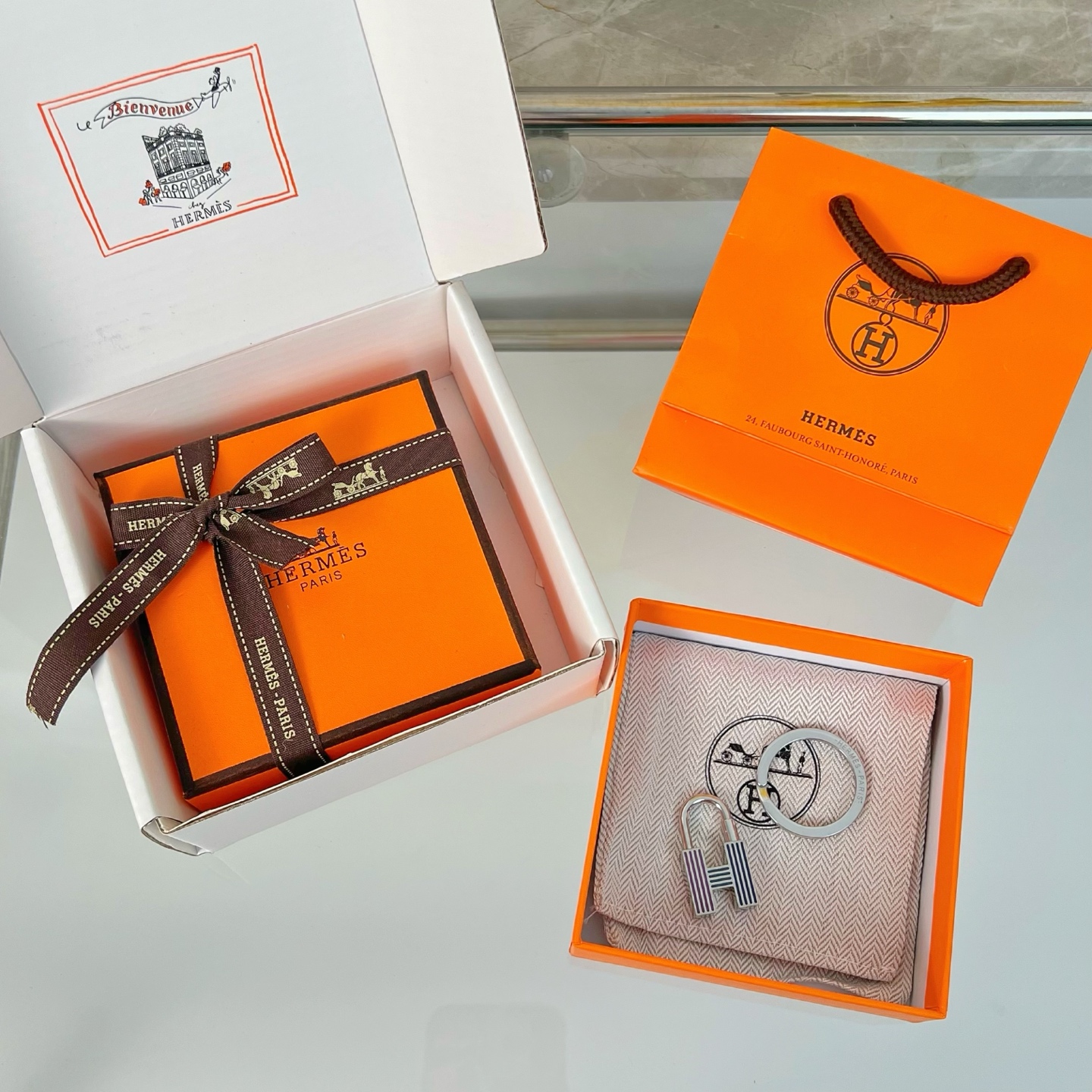 “Hermès Cadenas Quizz Rainbow Keyring: Unique Silver Metal Lock-Painted Accessory” - 图片 6