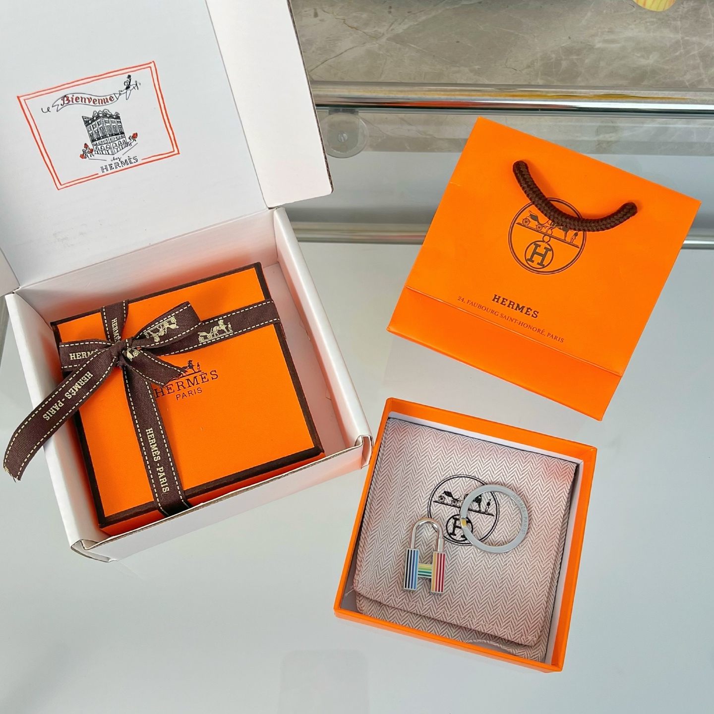 “Hermès Cadenas Quizz Rainbow Keyring: Unique Silver Metal Lock-Painted Accessory” - 图片 7