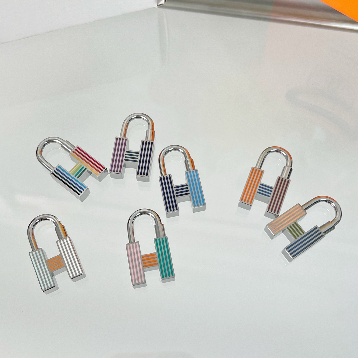 Hermès Cadenas Quizz Rainbow Keyring: Unique Metal Lock for Bag – £460 - 图片 3