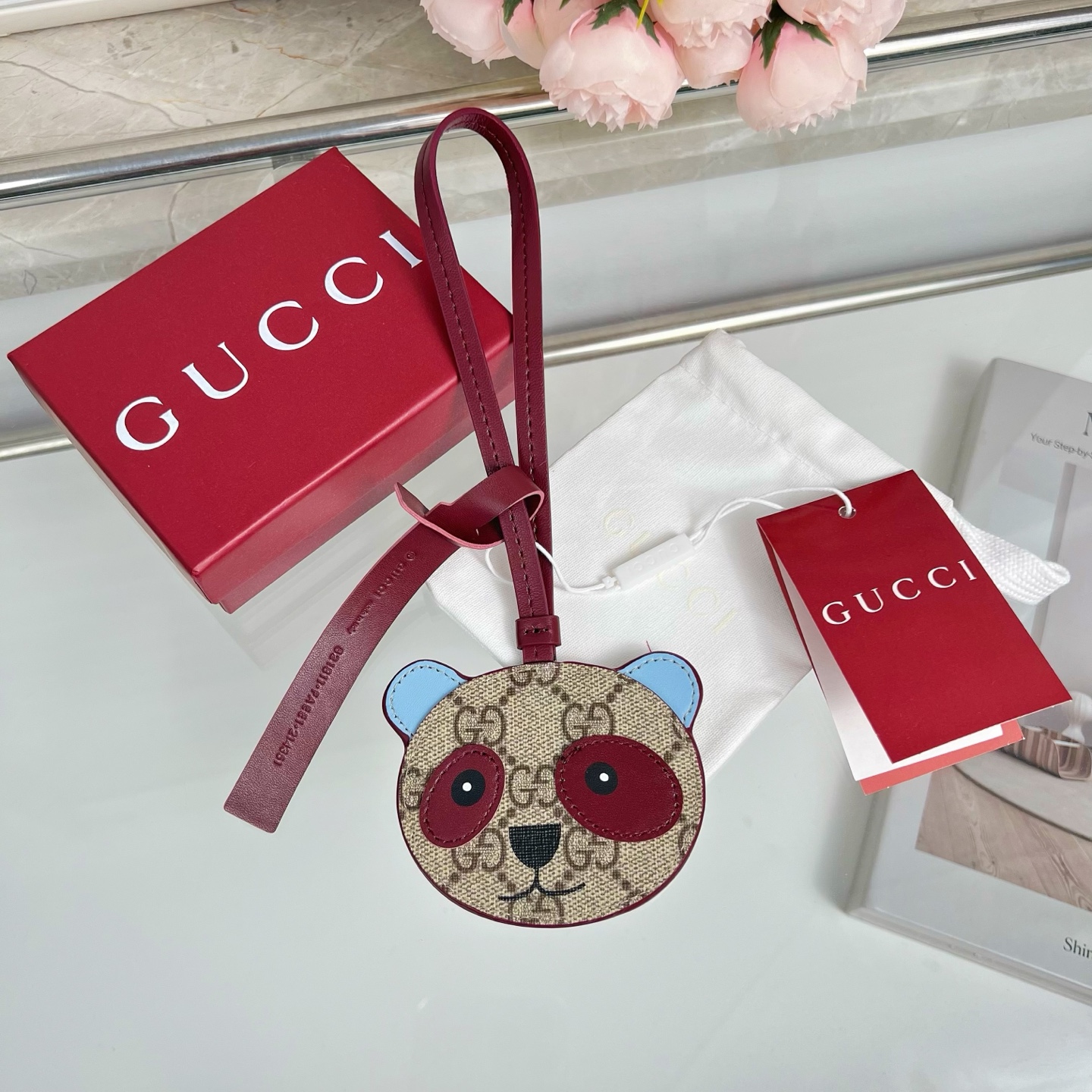 NO:617099,New arrivals Gucci Panda keychain pendant. Playful and cute handbag pendant designed with panda shape. Delivery as shown in full package,,gucci,gucci,keychain19860909新品上新 Gucci 古驰 熊猫钥匙扣 挂件挂饰 俏皮可爱的手袋挂饰采用熊猫造型设计 配送如图全套包装,,gucci,gucci,keychain,accessory
