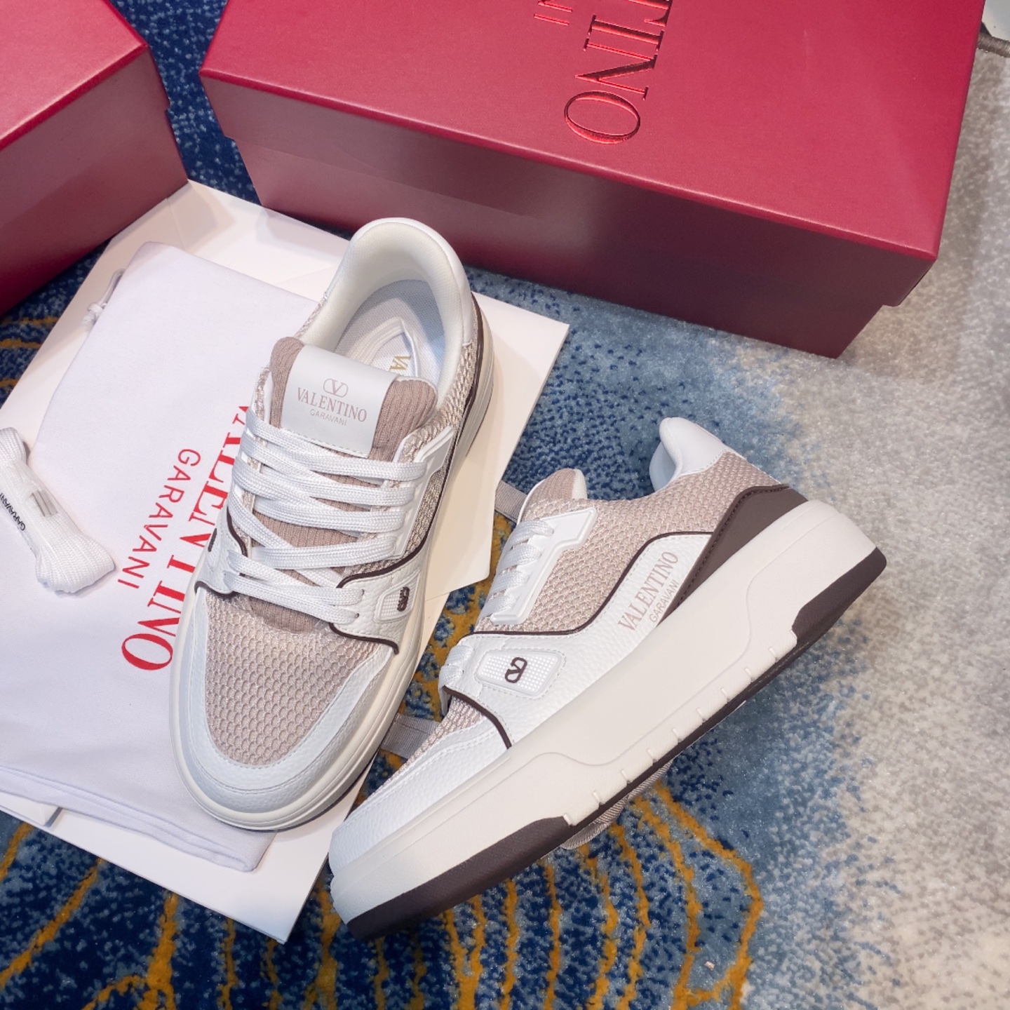 NO:386067,VLNT Valentino Couple Sports Shoes Series 2025 latest couple sneakers, same style as celebrities, is on sale. The original ZP is purchased and disassembled. Repeated version adjustments and modifications. The force is to restore the original version 1:1!  Top luxury masterpieces, soft and comfortable, fashion and leisure, bringing excellent elegant texture, excellent comfort, top purchasing version upper imported calf leather surface/original oil edge craftsmanship, inner water dye cowhide inner lining, original development of two-color combination sole, packaging original configuration full set of packaging, size 34-44, can be customized (independent mark-free) order:, casual shoes/sports shoes, valentino, sneakers, cowhide19860909VLNT华伦天奴  情侣款运动鞋系列 2025最新款情侣运动鞋 明星同款 火爆发售. 原版ZP入购拆解. 反复打版调改. 力要1:1原版还原！顶级奢华力作 柔软舒适 时尚休闲结合一体 带来卓越优雅的质感 与极佳的上脚舒适感 顶级代购版本鞋面进口小牛皮面/原版油边工艺 内里水染牛皮内里 大底原版开发双色组合大底 包装原版配置全套包装 码数34-44 可以定制 (自主标-无标）订单 :,休闲鞋/运动鞋,valentino,sneakers,cowhide,Women's Shoes