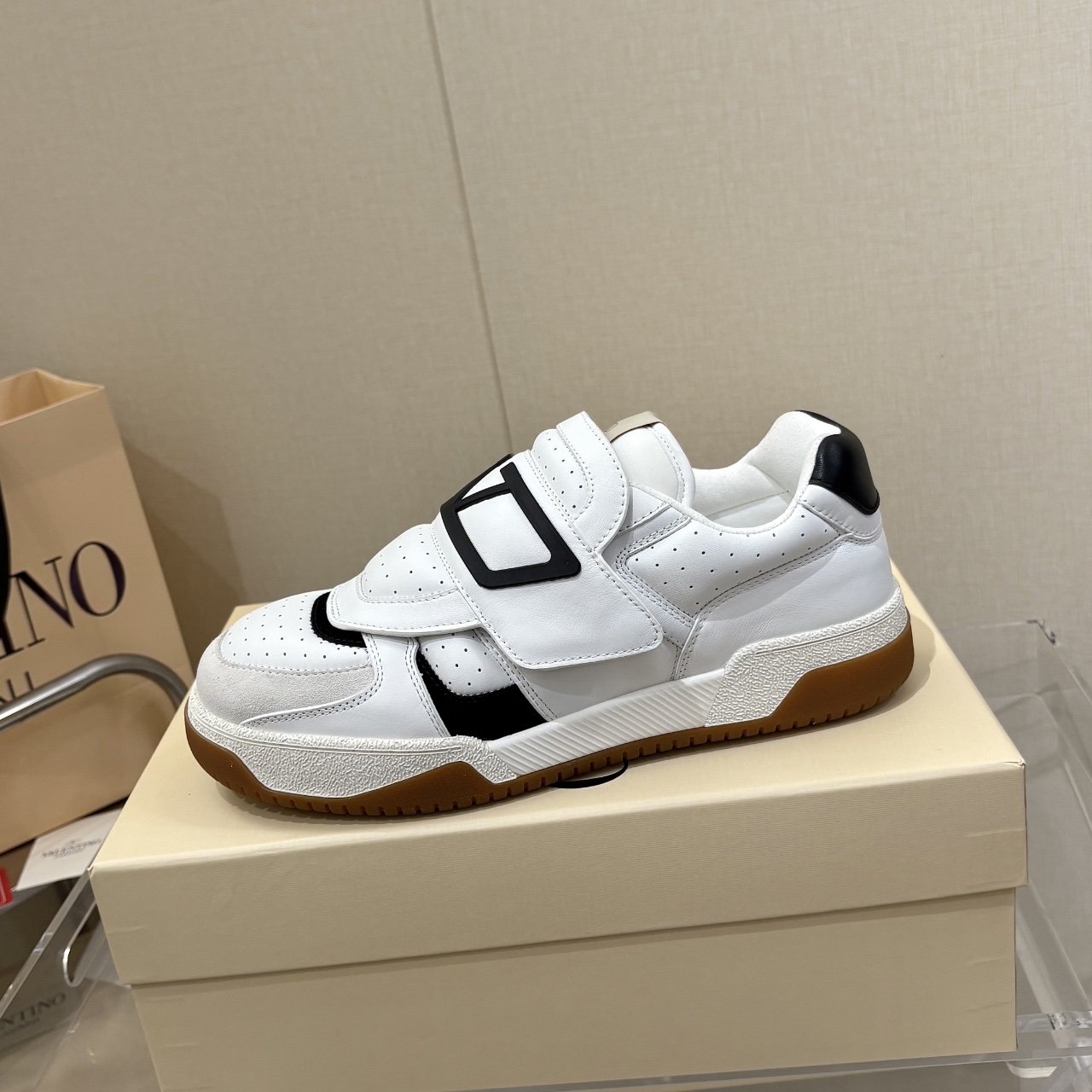 NO:414820,#Top version Couple model Valentino Joie de Jouer series Velcro thick sole bread shoes Couple model casual sports shoes Small white shoes Original purchase and development Made of goods Joie de Jouer series Simple style without losing style. Pure white base with fresh green and soft beige, and the unique Velcro design highlights personality. Every detail tells fashion and quality. Put it on, take a confident step and start a trendy journey. Fabric: Original custom imported top layer cowhide Inner: Original custom soft sheepskin lining Outsole: Original open mold anti-slip TU material Sole bottom: 3.5CM Size: #women's model 35-41 (40.41 custom-made no return)  #Men's 38-46 (38.45.46 custom made without return), casual shoes/sports shoes, valentino, valentino, sneakers, cowhide, sheepskin19860909#顶级版本 情侣款 Valentino华伦天奴 Joie de Jouer系列 魔术贴 厚底 面包鞋 情侣款 休闲 运动鞋 小白鞋 原版购入开发 做货 Joie de Jouer系列 风格简约而不失格调.纯净白色基底搭配清新绿与柔和米色,独特的魔术贴设计彰显个性.每一处细节都诉说着时尚与品质,穿上它,踏出自信步伐,开启潮流之旅 面料: 原版定制进口头层牛皮 内里: 原版定制柔软羊皮里 大底: 原版开模防滑TU材质 底厚: 3.5CM Size: #女款35-41（40.41定做不退换） #男款38-46（38.45.46定做不退换）,休闲鞋/运动鞋,valentino,valentino,sneakers,cowhide,sheepskin,Women's Shoes