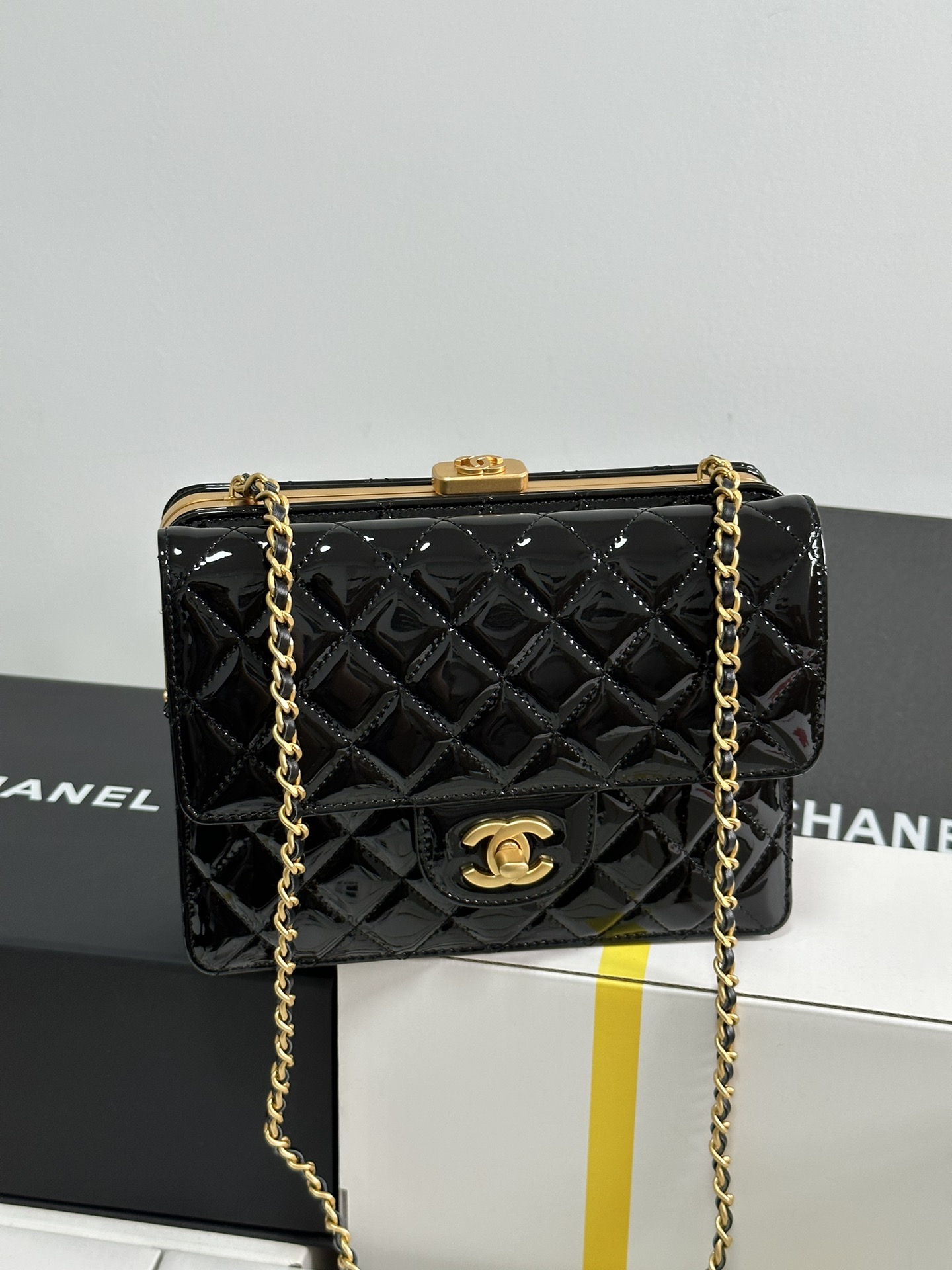 Chanel Sacs À Main Sacs À Bandoulière & À Épaule Noir Tout en acier Cuir de vache verni Vintage