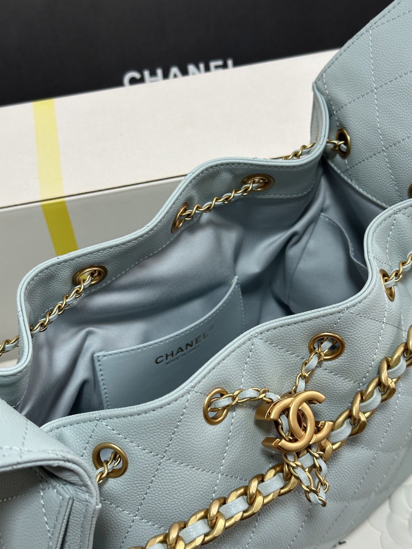 Chanel 25C Spring Hobo Bag, Leather Shoulder Bag with Gold-Tone Hardware 9 i1751993644653 6151 0 7
