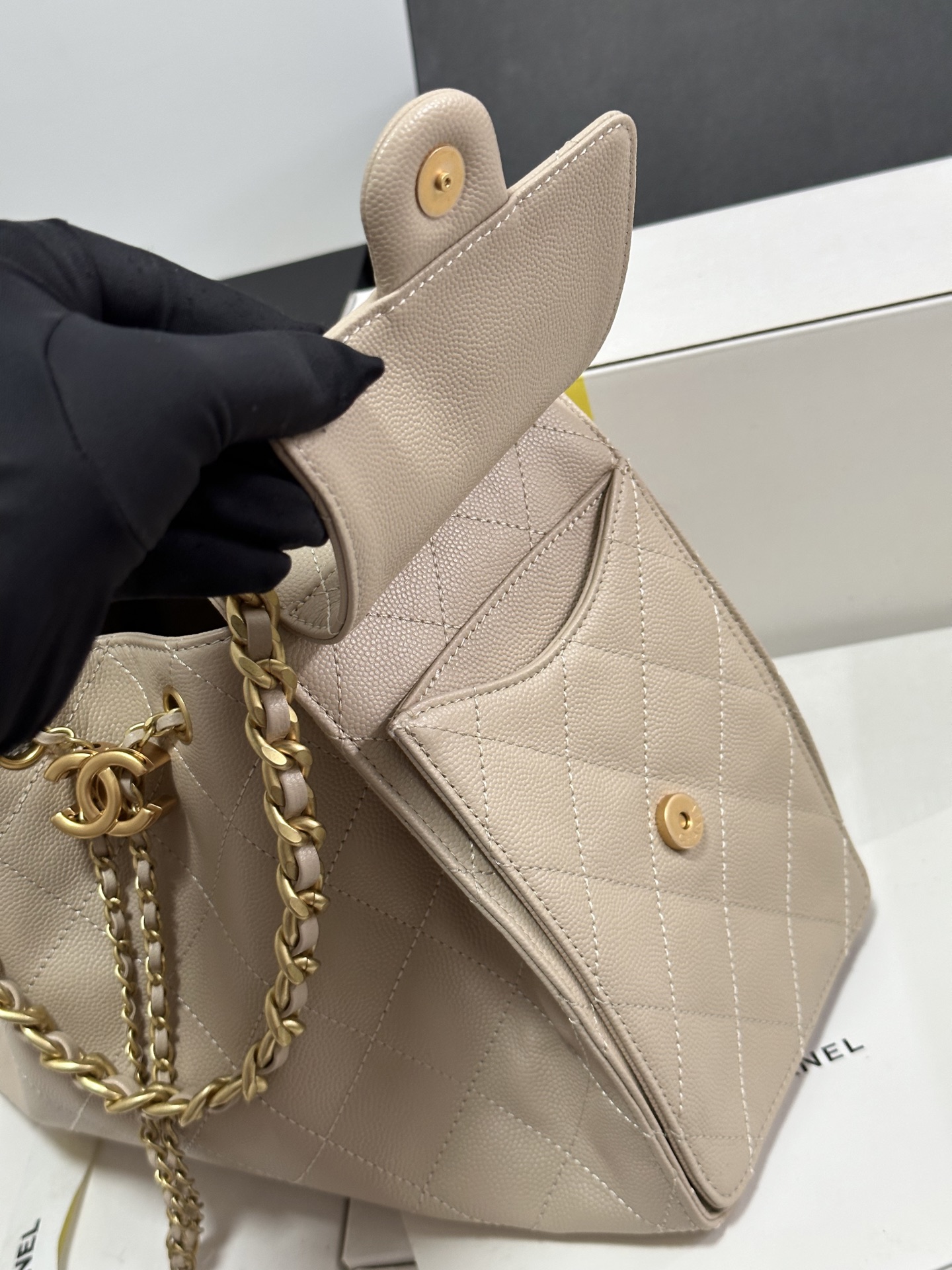 Chanel 25C Cream Leather Hobo Bag with Gold Chain Accent - AS5293 6 i1751993904886 2173 0 4