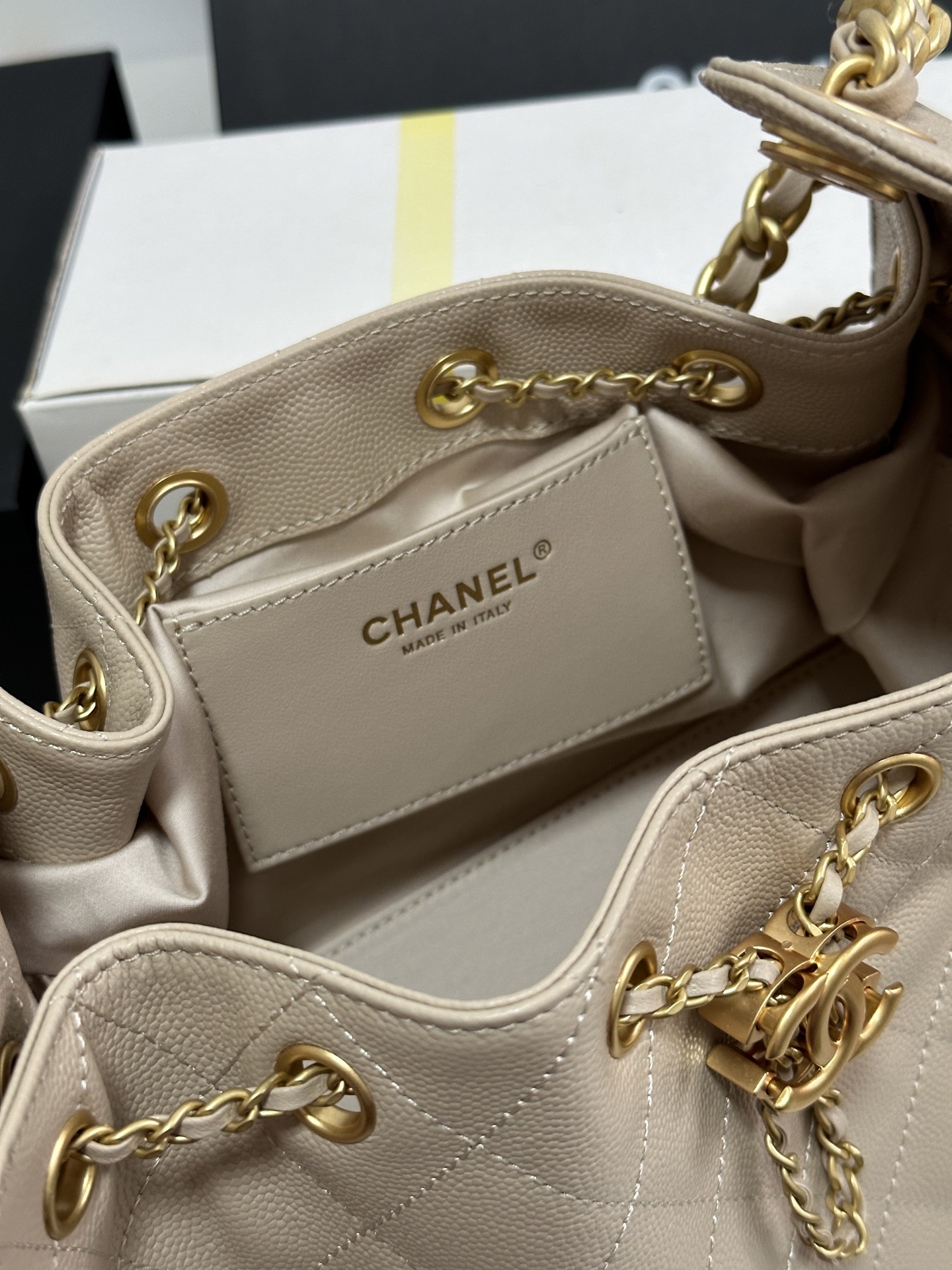 Chanel 25C Cream Leather Hobo Bag with Gold Chain Accent - AS5293 9 i1751993904894 6318 0 6