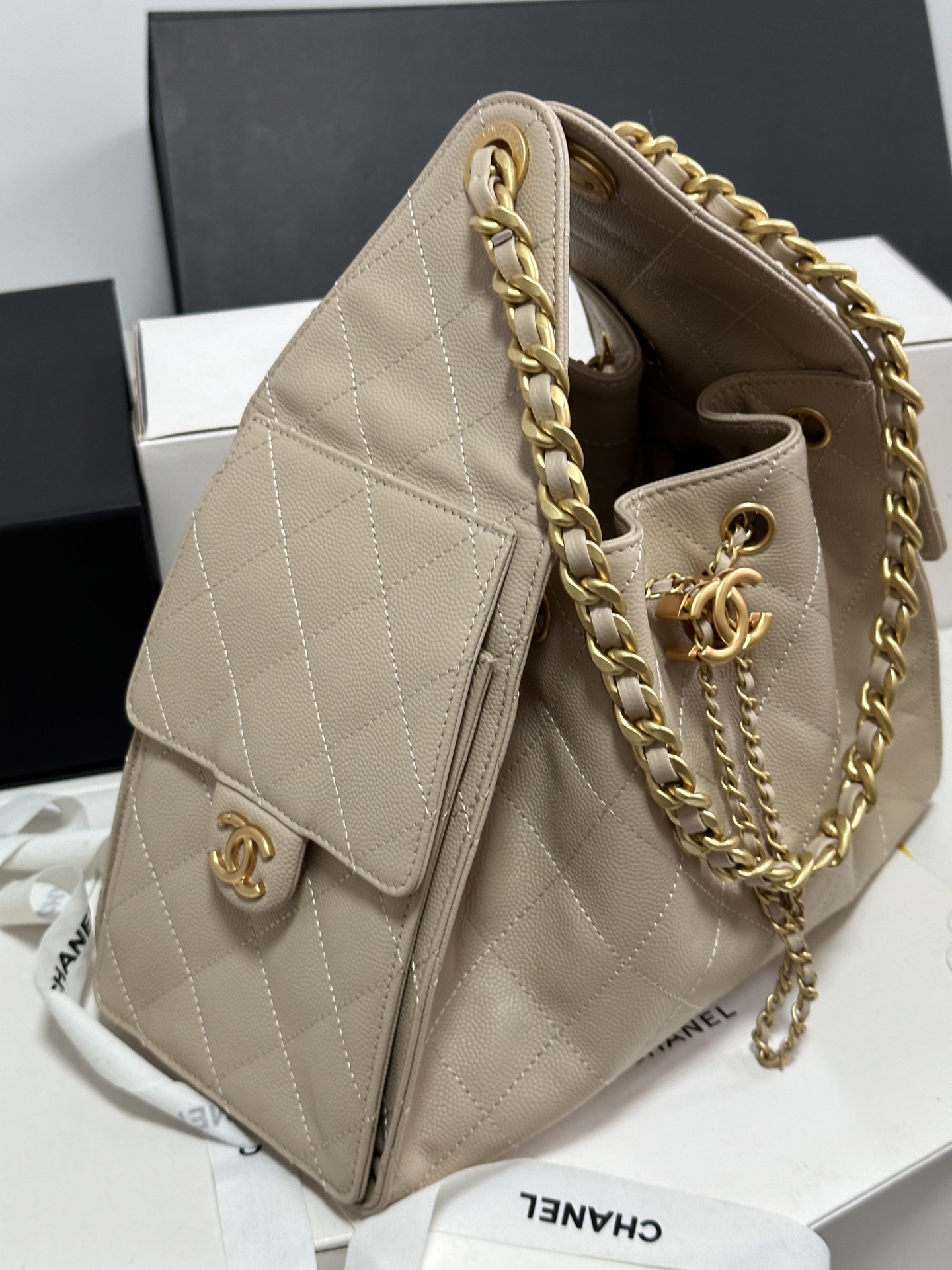 Chanel 25C Cream Leather Hobo Bag with Gold Chain Accent - AS5293 4 i1751993904942 8378 0 2