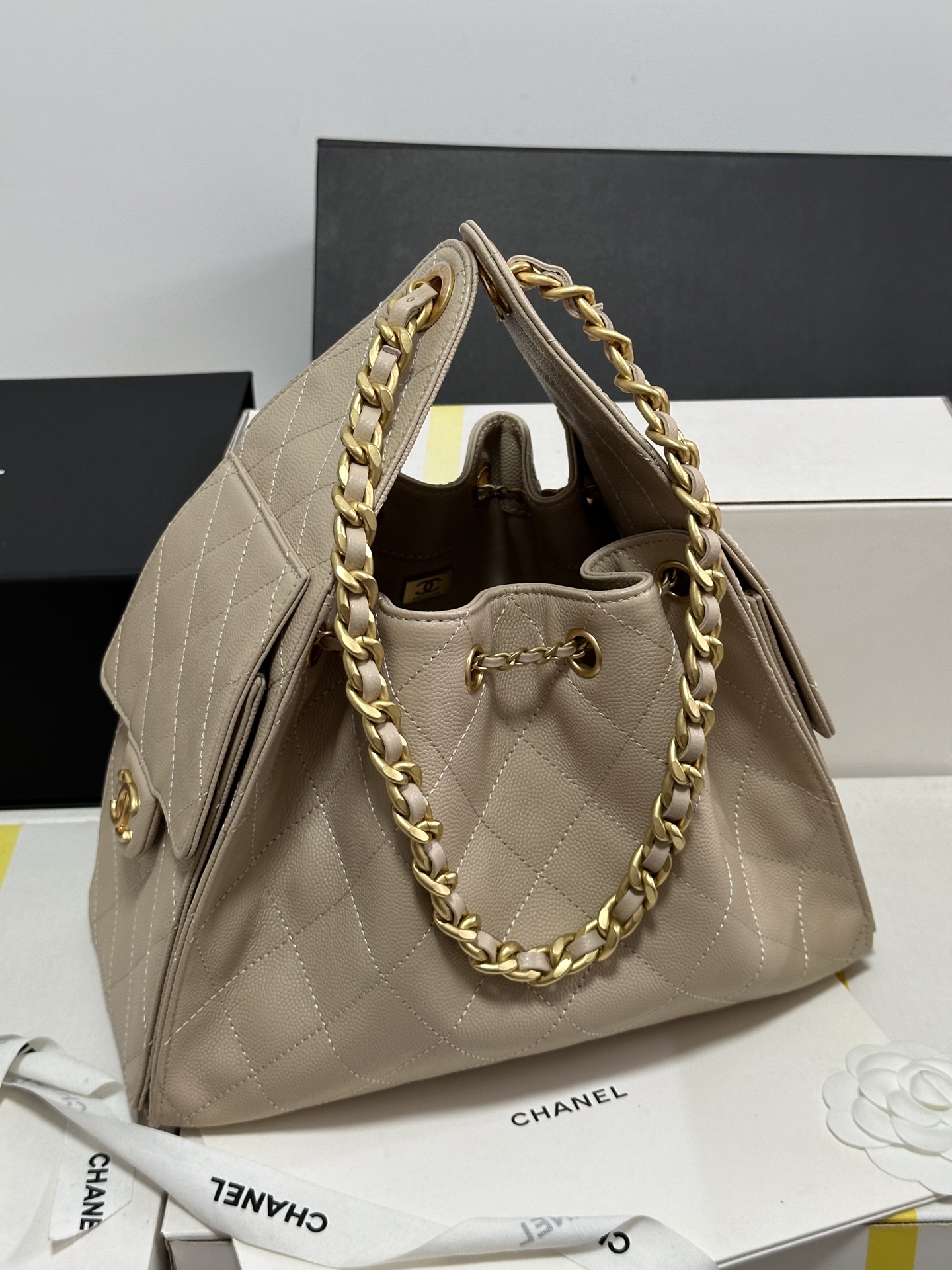 Chanel 25C Cream Leather Hobo Bag with Gold Chain Accent - AS5293 10 i1751993904976 1161 0 8