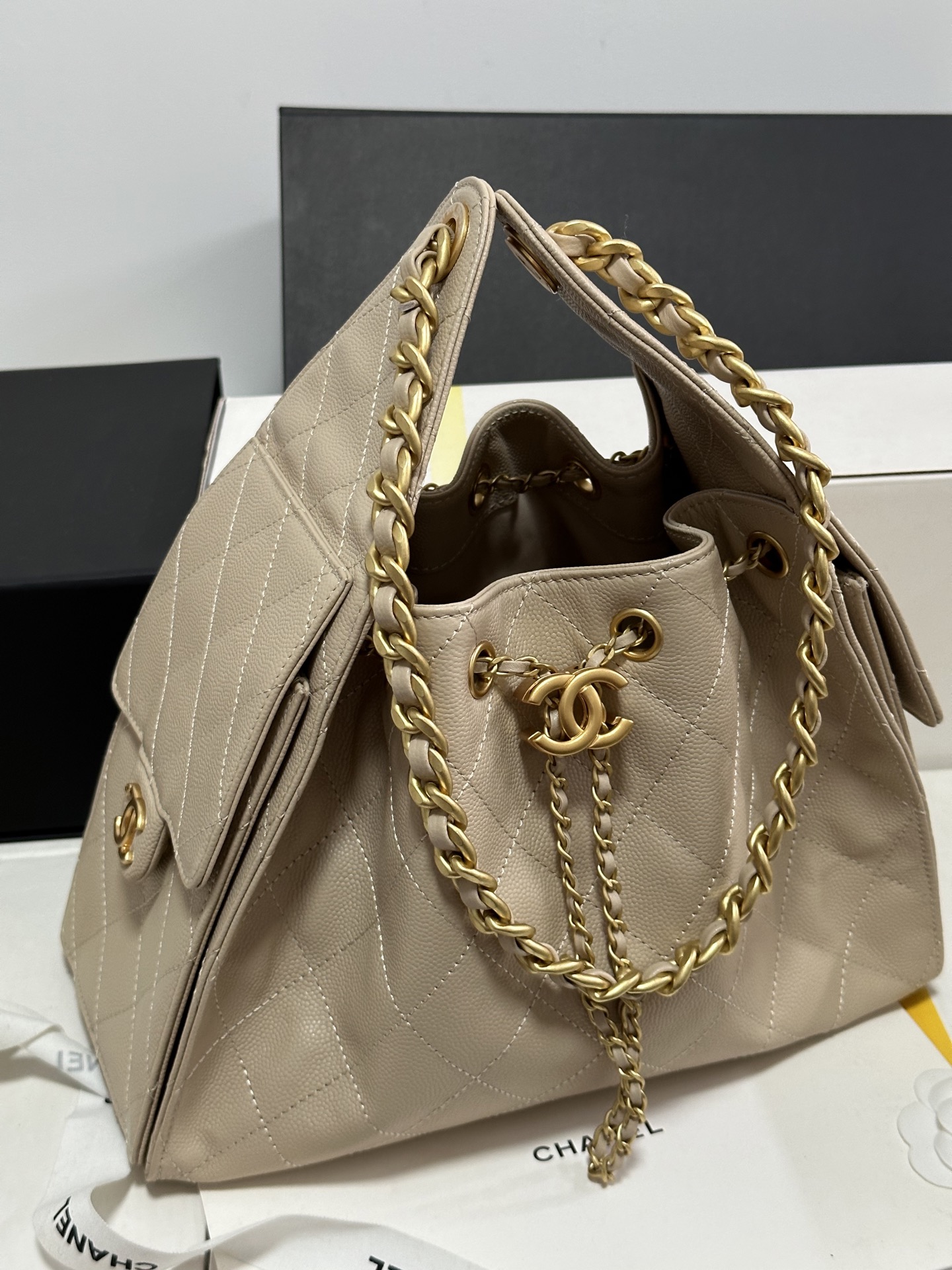 Chanel 25C Cream Leather Hobo Bag with Gold Chain Accent - AS5293 3 i1751993906881 8966 0 1