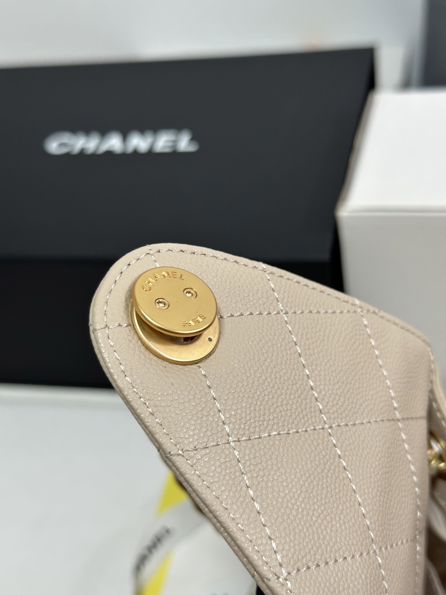 Chanel 25C Cream Leather Hobo Bag with Gold Chain Accent - AS5293 8 i1751993906919 454 0 7