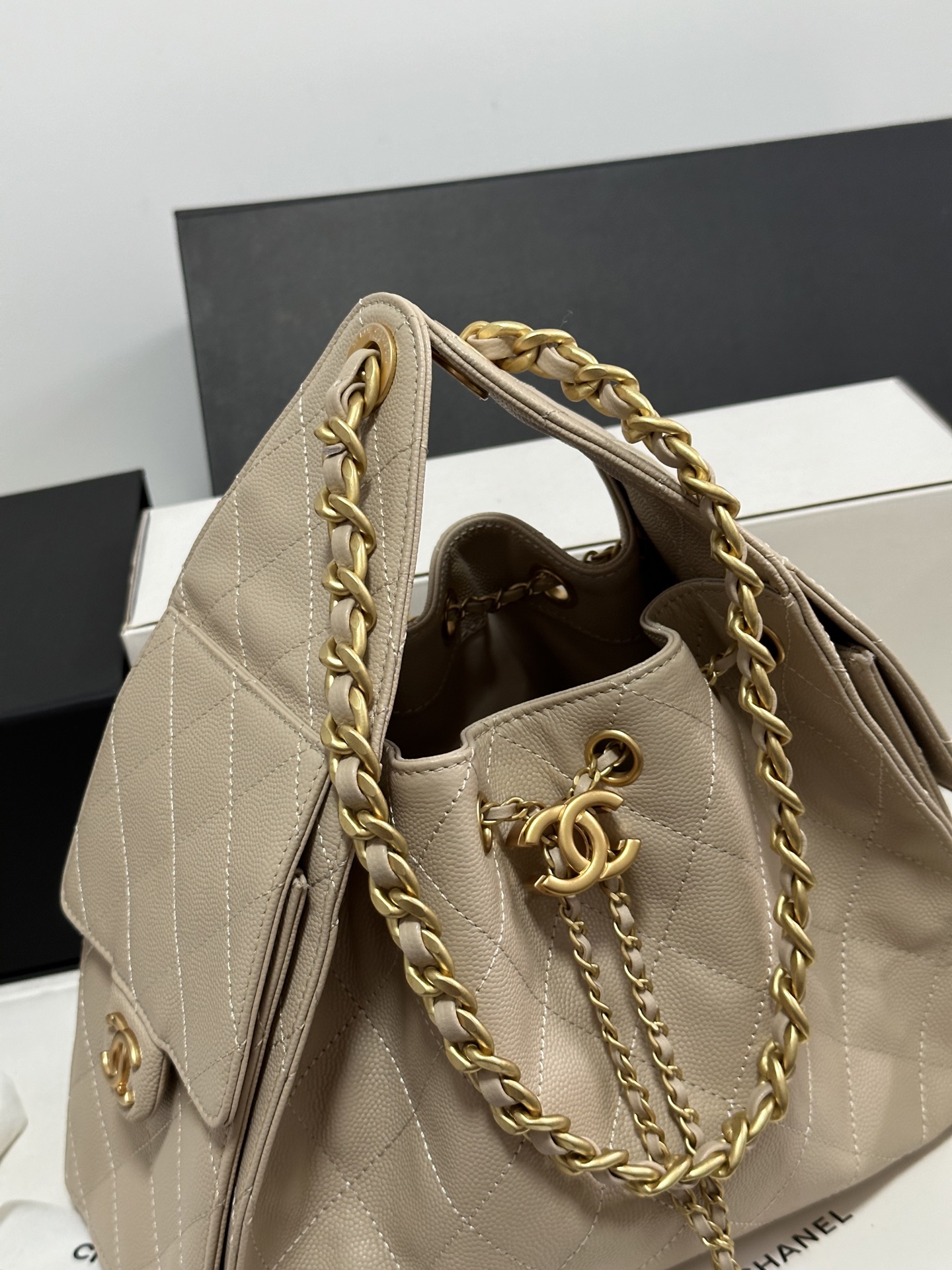 Chanel 25C Cream Leather Hobo Bag with Gold Chain Accent - AS5293 5 i1751993906922 6090 0 3