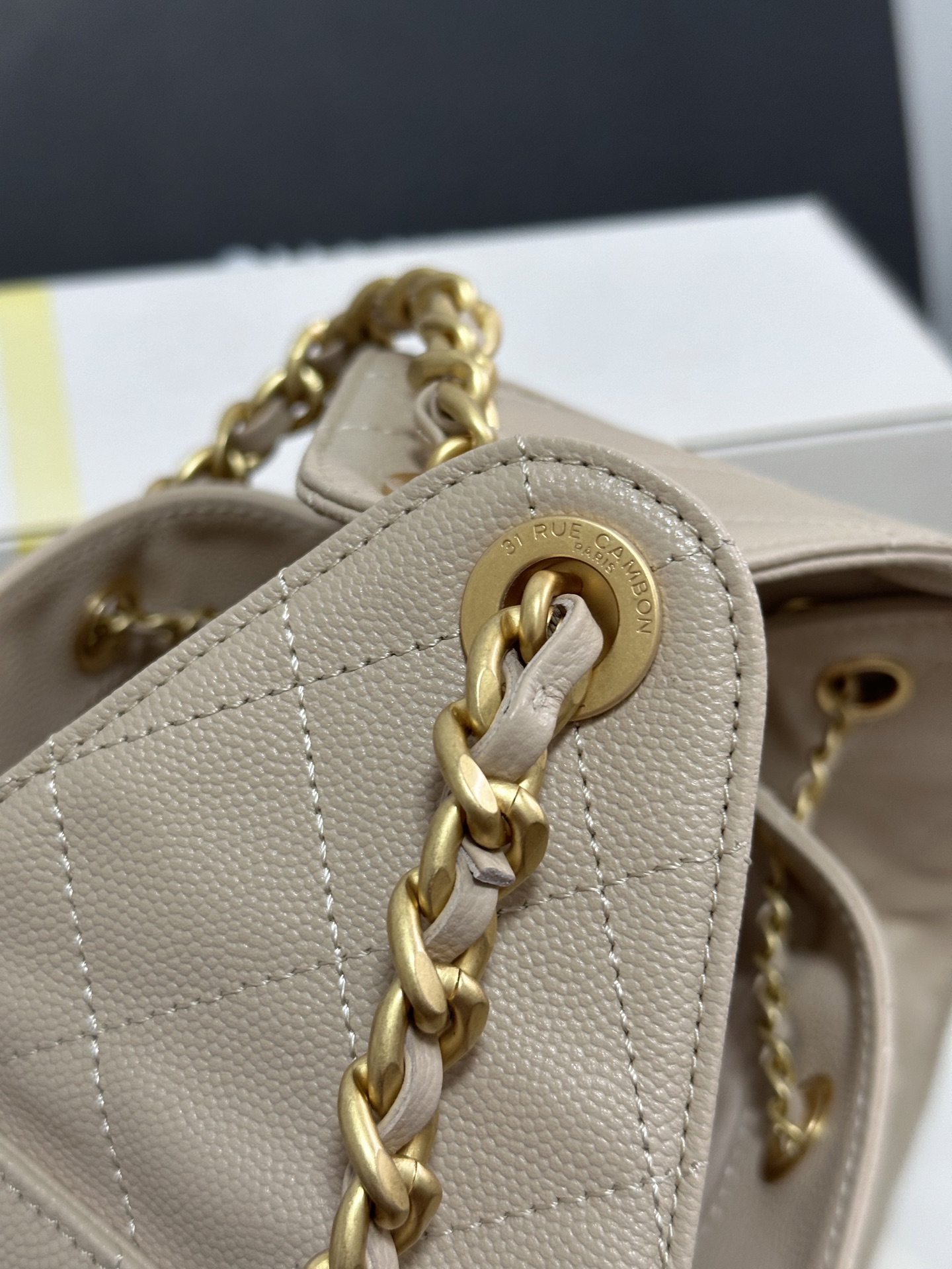 Chanel 25C Cream Leather Hobo Bag with Gold Chain Accent - AS5293 7 i1751993906956 6270 0 5