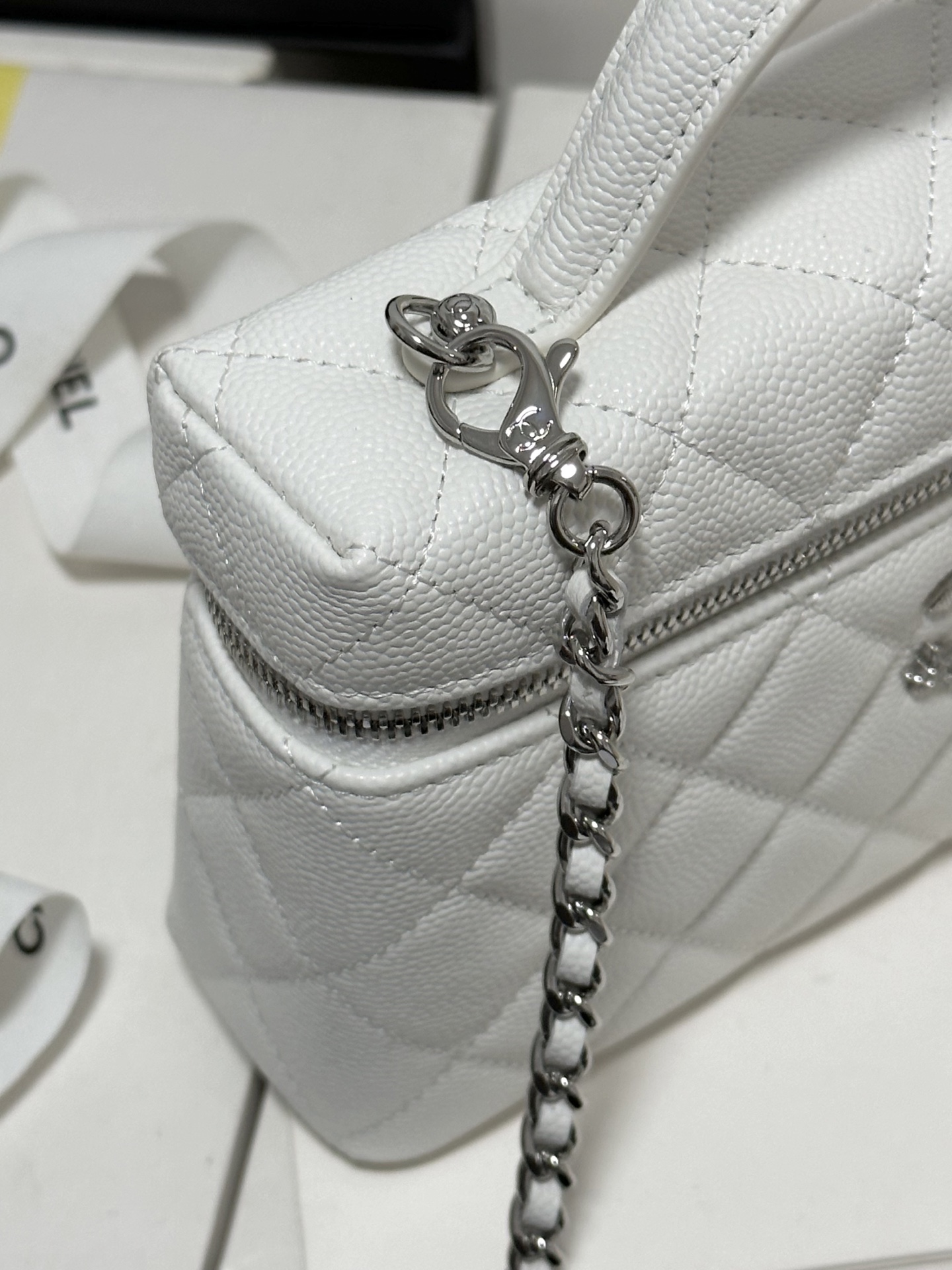 Chanel 25B LP Star Hardware Vanity Bag, White Grained Calfskin Leather 4 i1754582610638 488 0 2