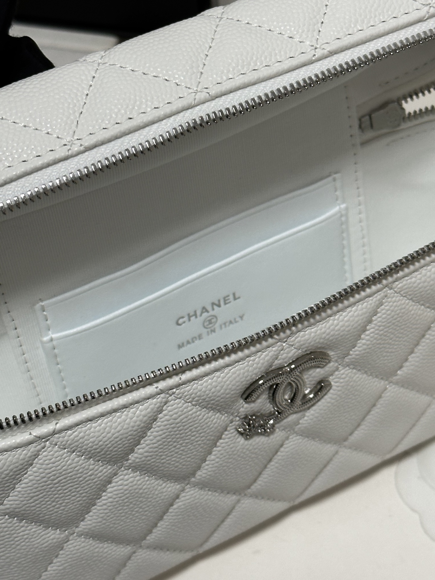 Chanel 25B LP Star Hardware Vanity Bag, White Grained Calfskin Leather 7 i1754582610681 5989 0 6