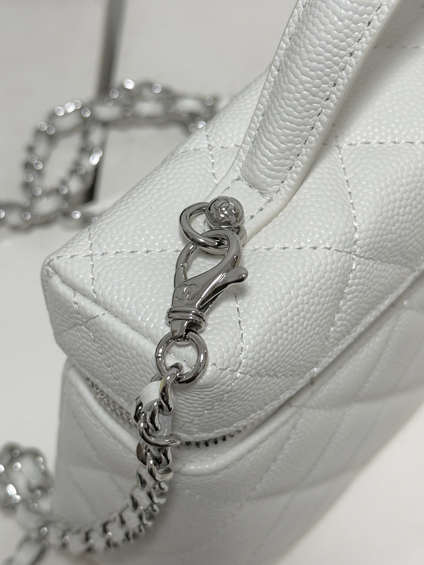 Chanel 25B LP White Leather Top Handle Flap Bag with Chain 5 i1754582785425 1093 0 4