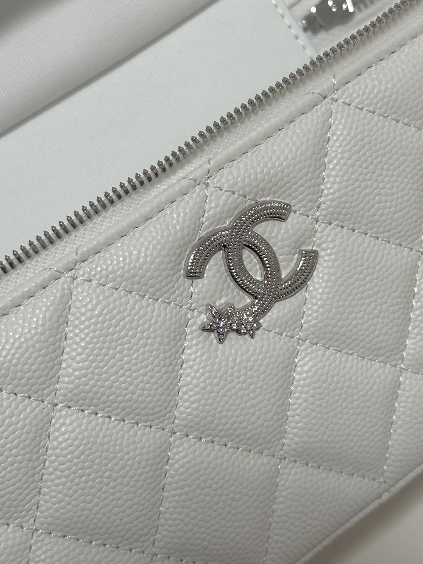 Chanel 25B LP White Leather Top Handle Flap Bag with Chain 2 i1754582785487 8245 0 1